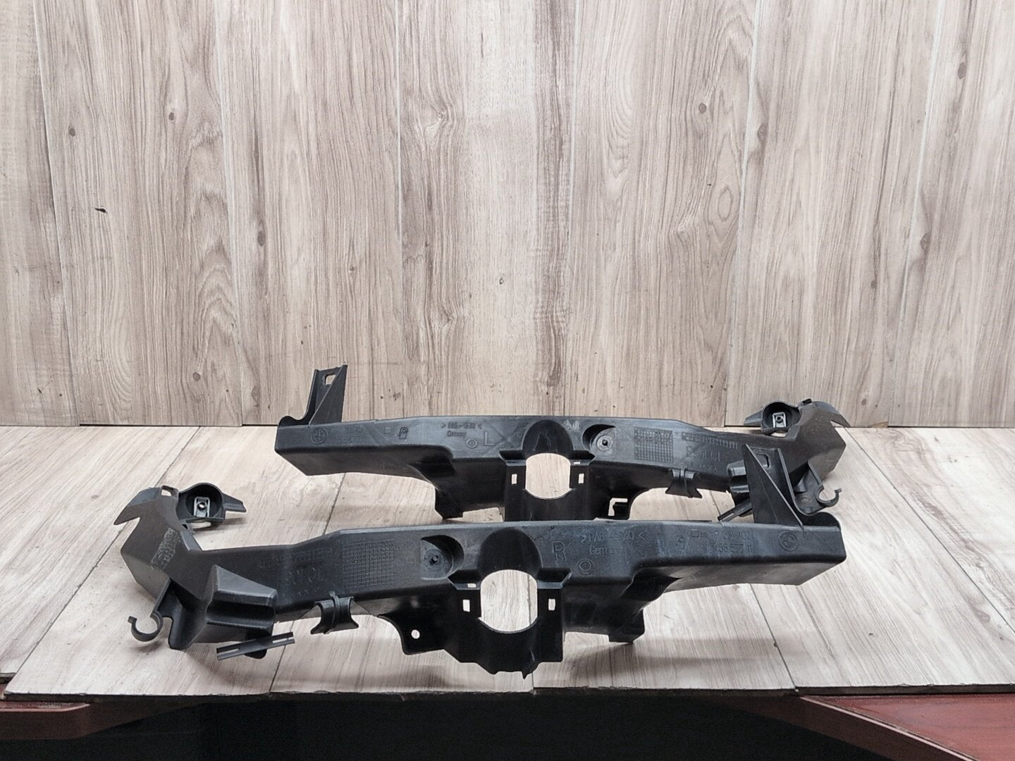 09-11 BMW E90 E91 LCI Front Left Driver Headlight Arm Bracket Mount Plastic