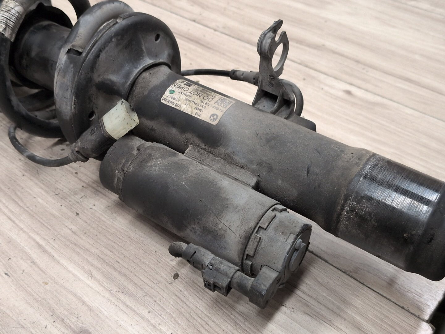 17-23 OEM BMW G30 M550iX Front Left Driver Spring Strut Shock Absorber VDC