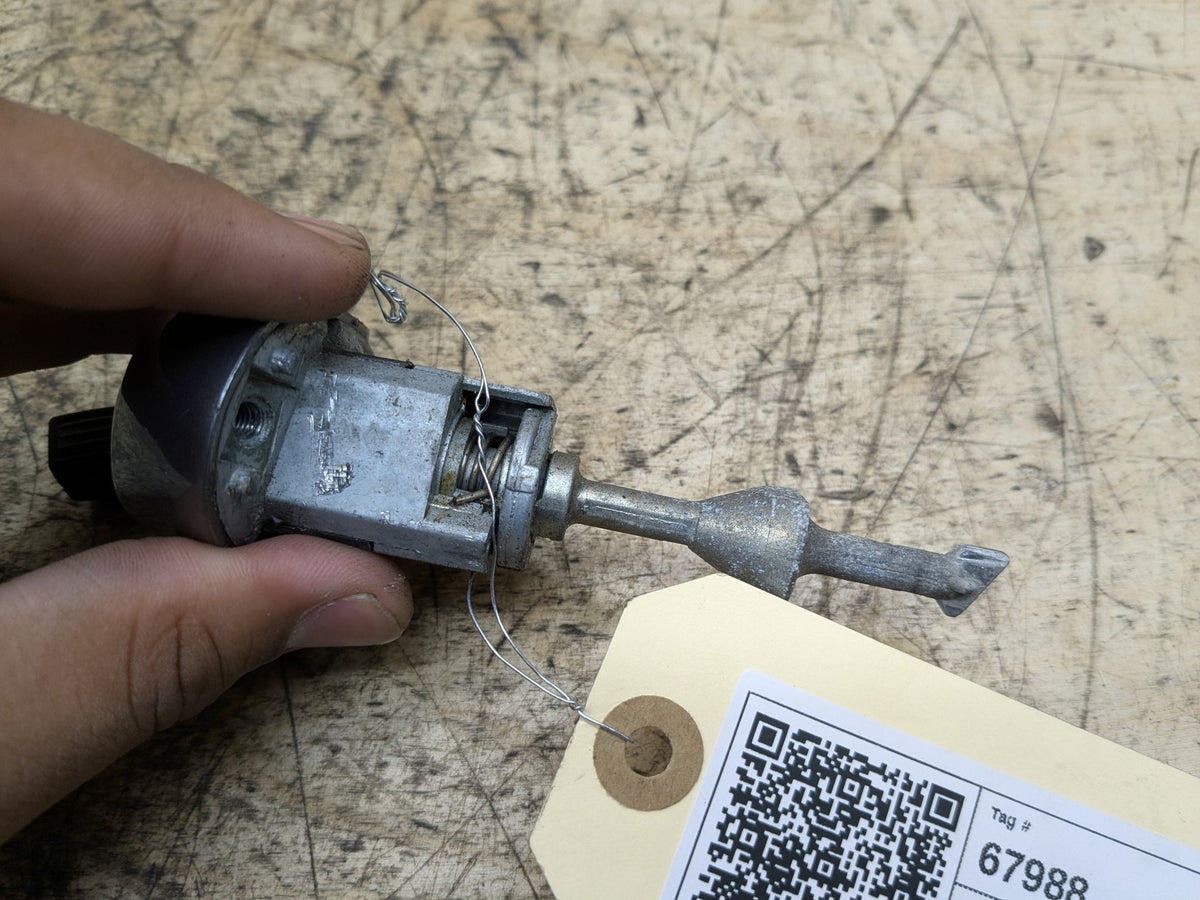 2008-2013 BMW 135i E88 Front Left Driver Key Lock Mechanism w/ Key 7161429 OEM