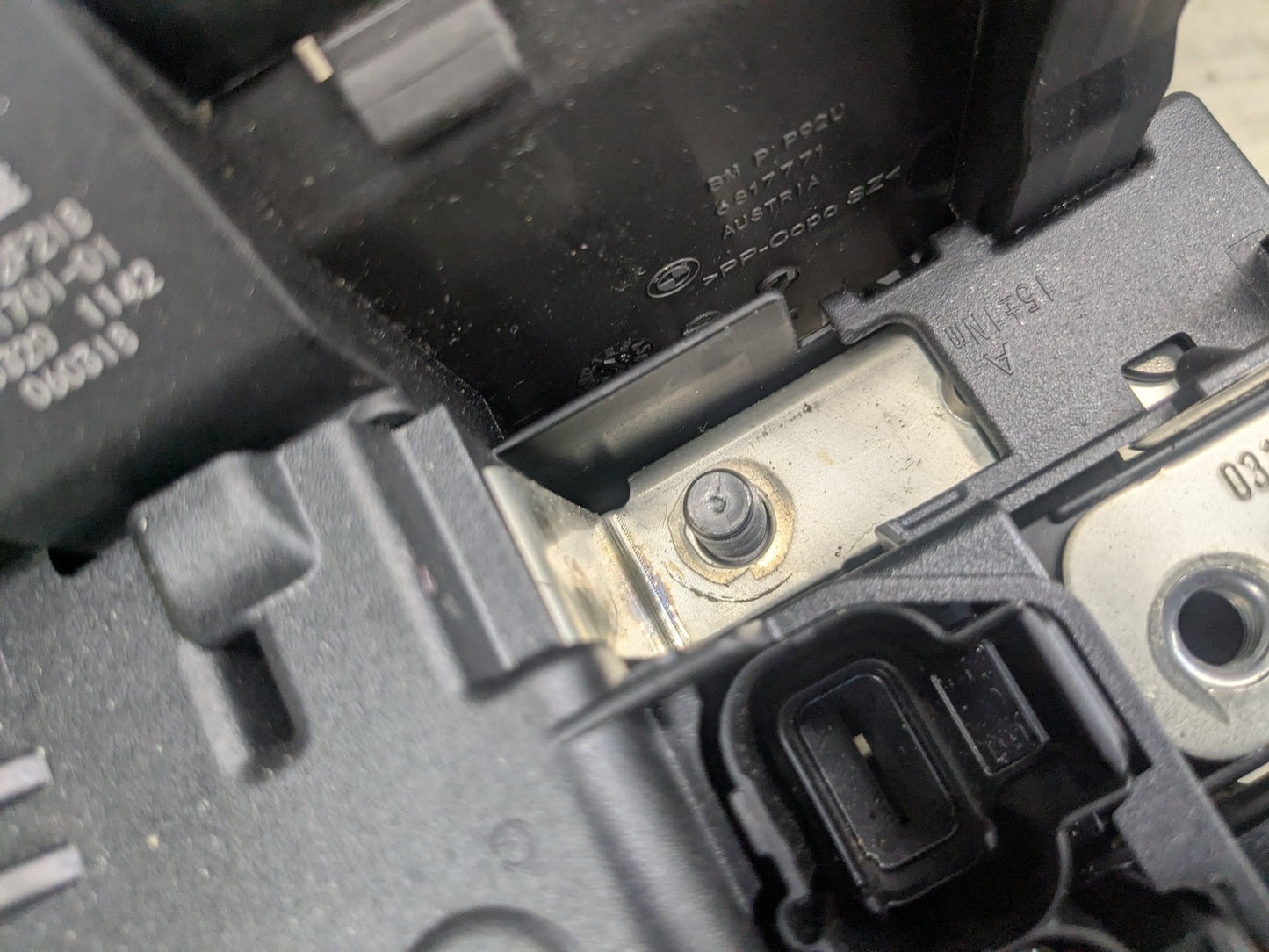 2018 - 2023 BMW X3 G01 Rear Battery B+ Terminal Junction Point Relay Fuse Box 6841701 B58B30M0
