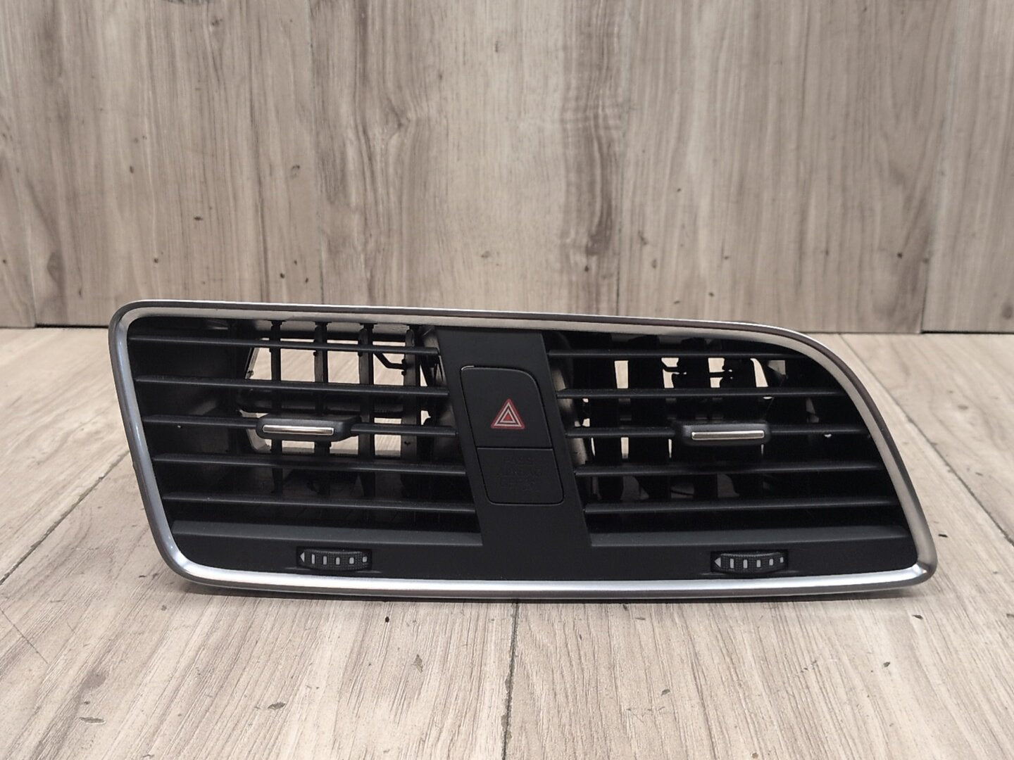 2015-2018 Audi Q3 8U Dashboard Dash Board Middle Center Air Vent 8U1820951C