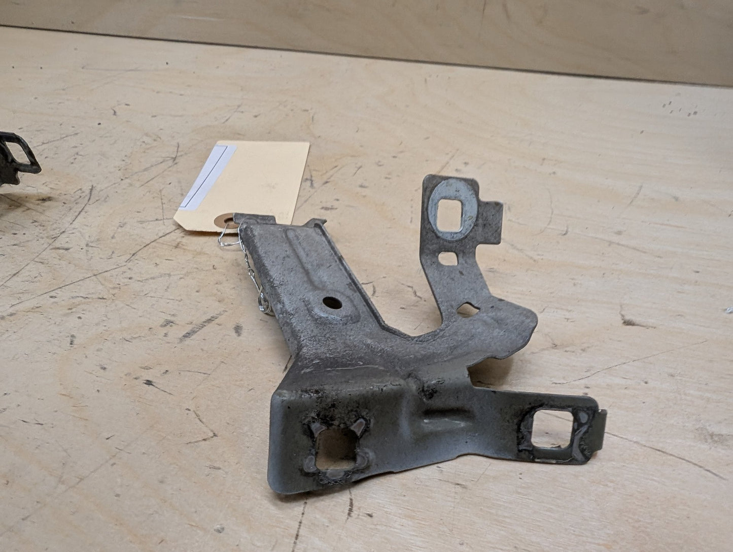 15-20 OEM BMW F80 F82 F83 M3 M4 Left Driver Fender Bracket Mount Carrier SET