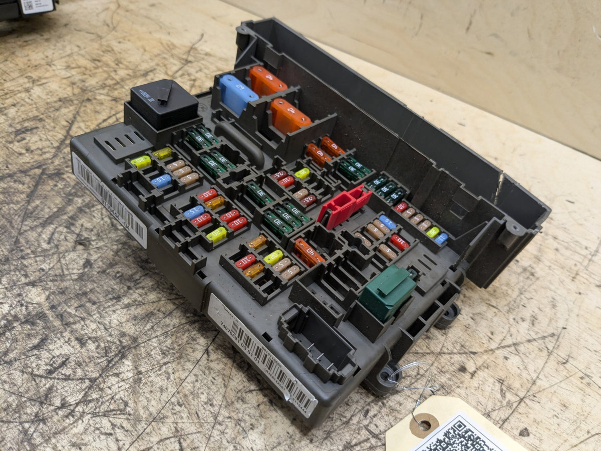 2008-2013 BMW 135i E88 Front Power Distribution Fuse Box 9119444 OEM