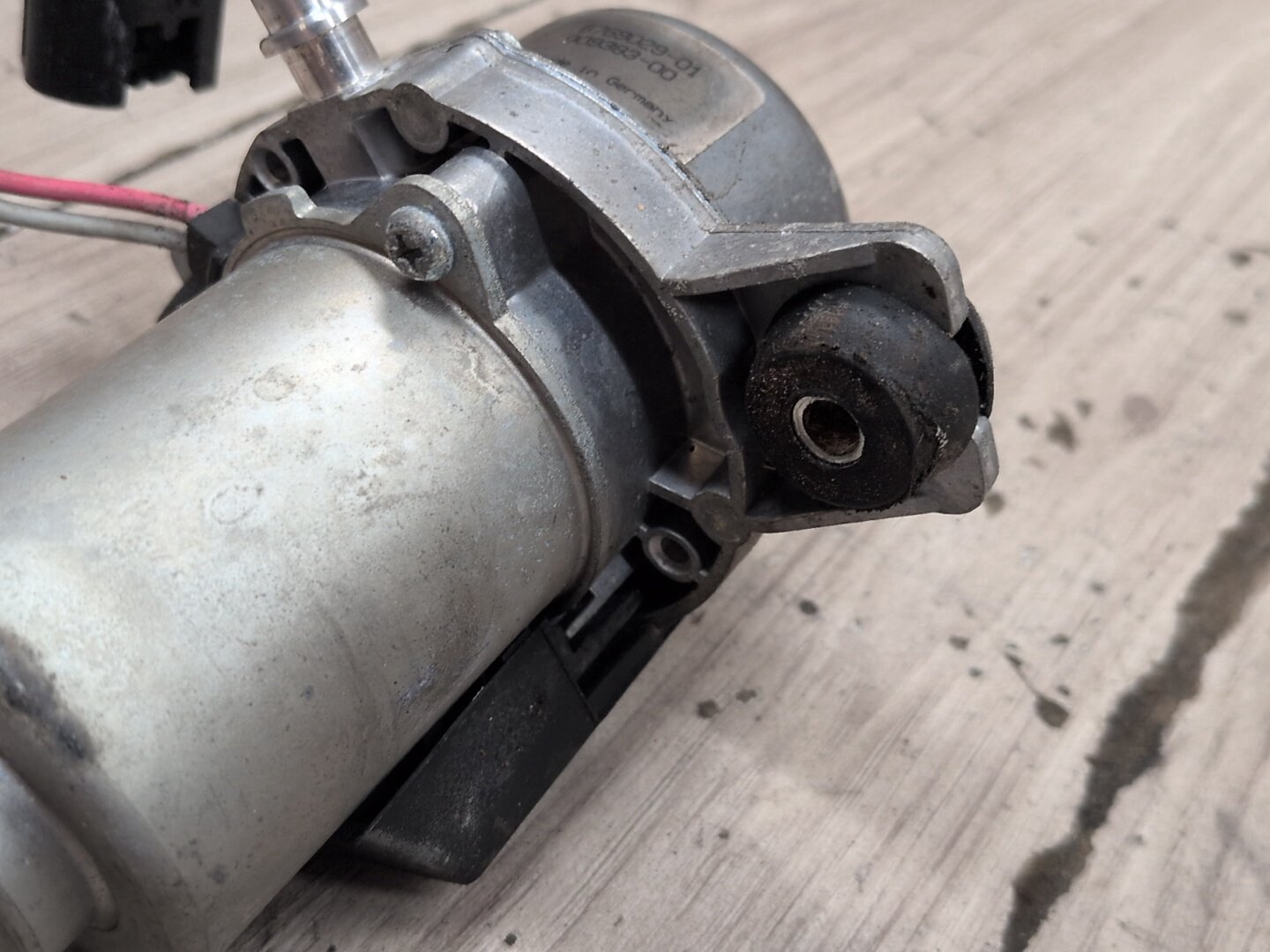 2004-2010 BMW E64 M6 S85B50A Engine Motor Vacuum Pump 6769029