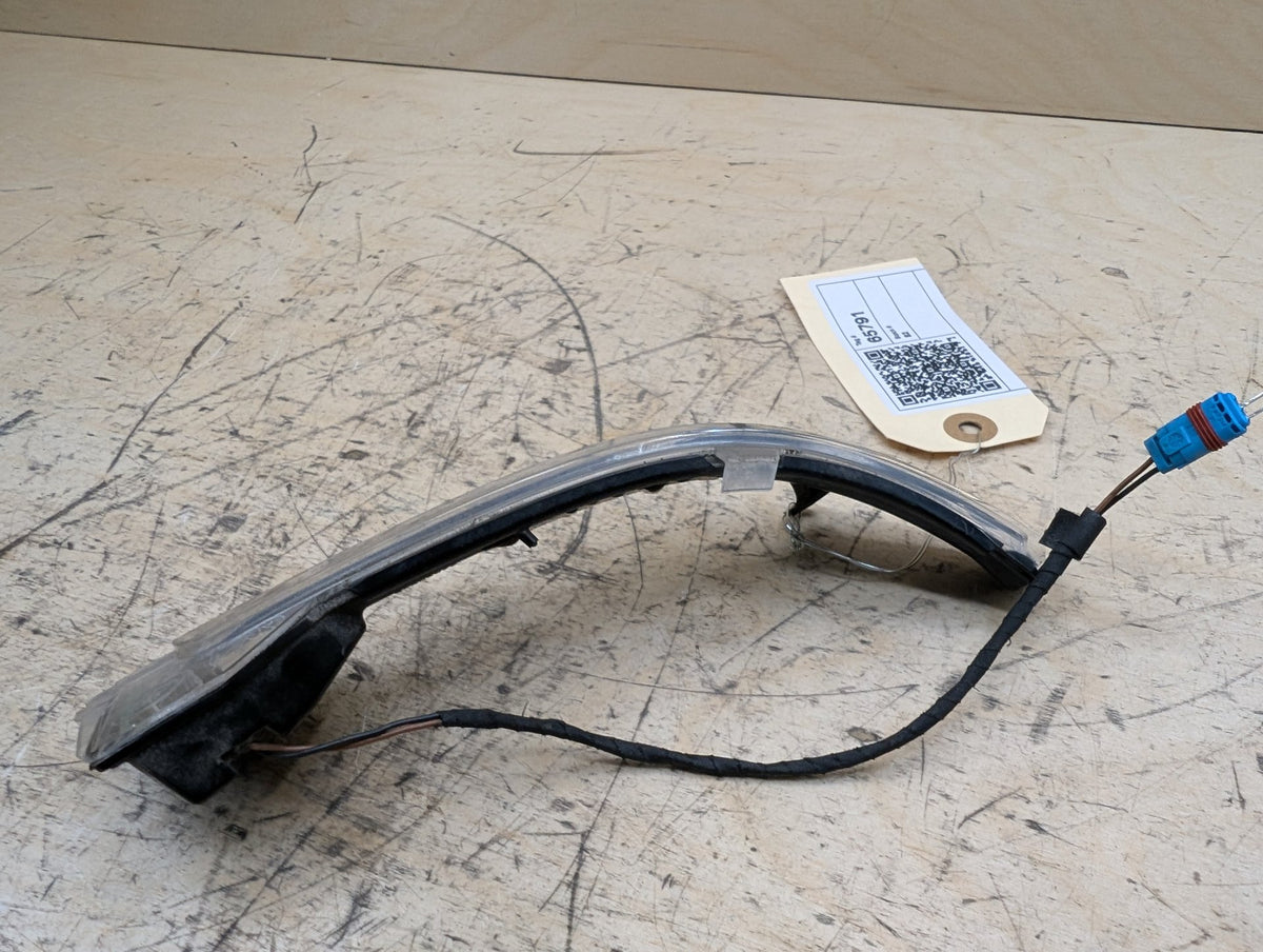 2010-2017 BMW 535i GT xDrive F07 Front Right Passenger Turn Signal Light Indicator 7308536 OEM