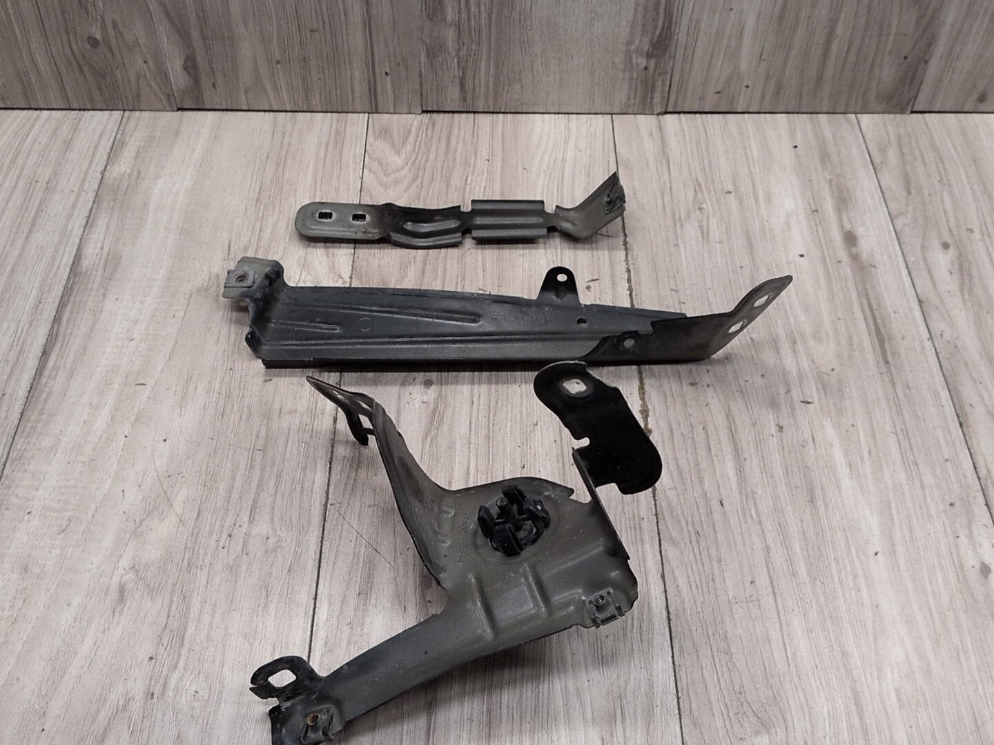 2011 - 2017 BMW X3 F25 Front Right Passenger Fender Brackets SET 7267336 N20B20O0