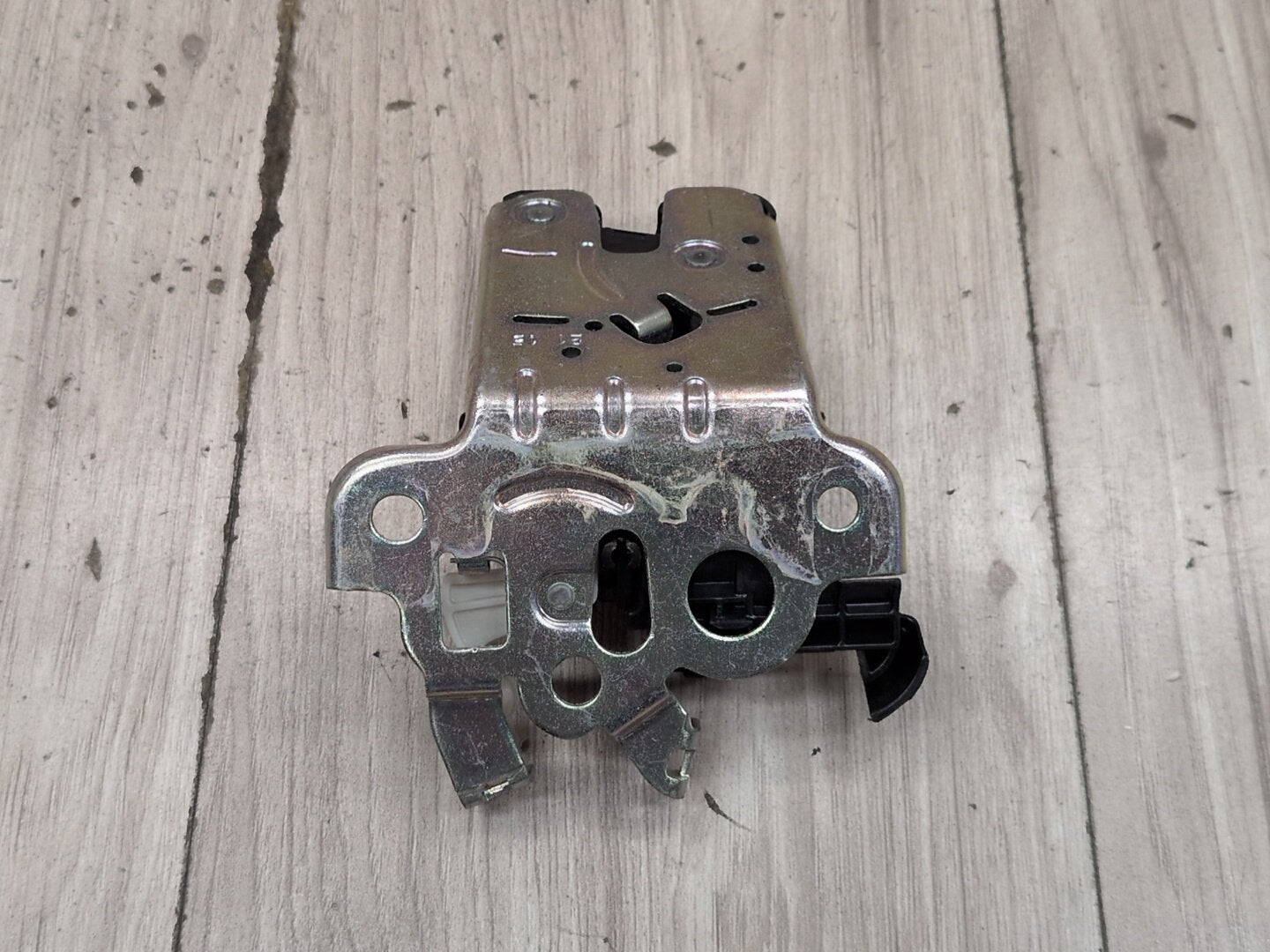 2015-2018 Audi Q3 8U Liftgate Trunk Lid Liftgate Lock Latch Actuator 8R0827505