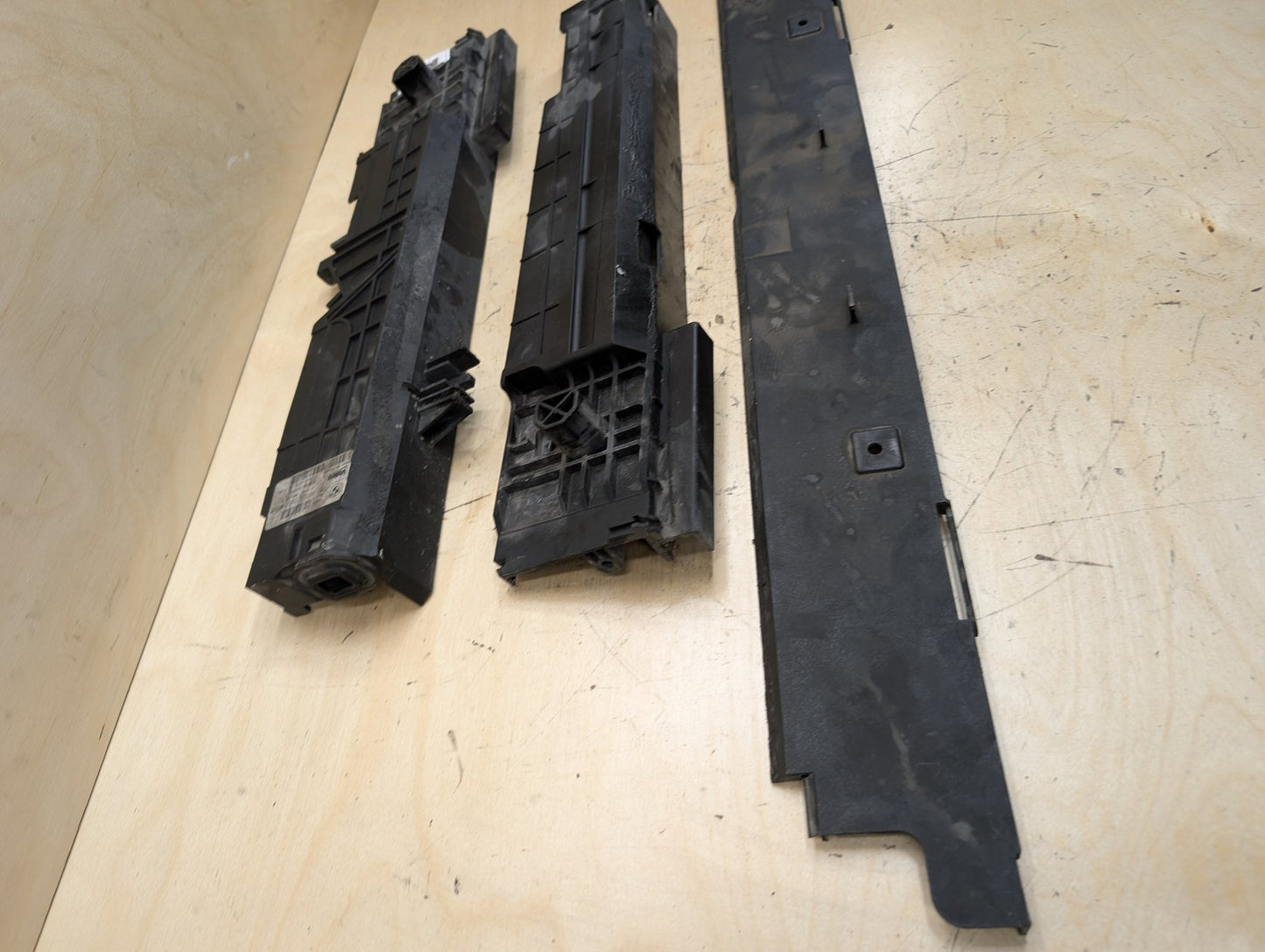 2012-2018 BMW 320i F30 Cooling Radiator Brackets SET 7600537