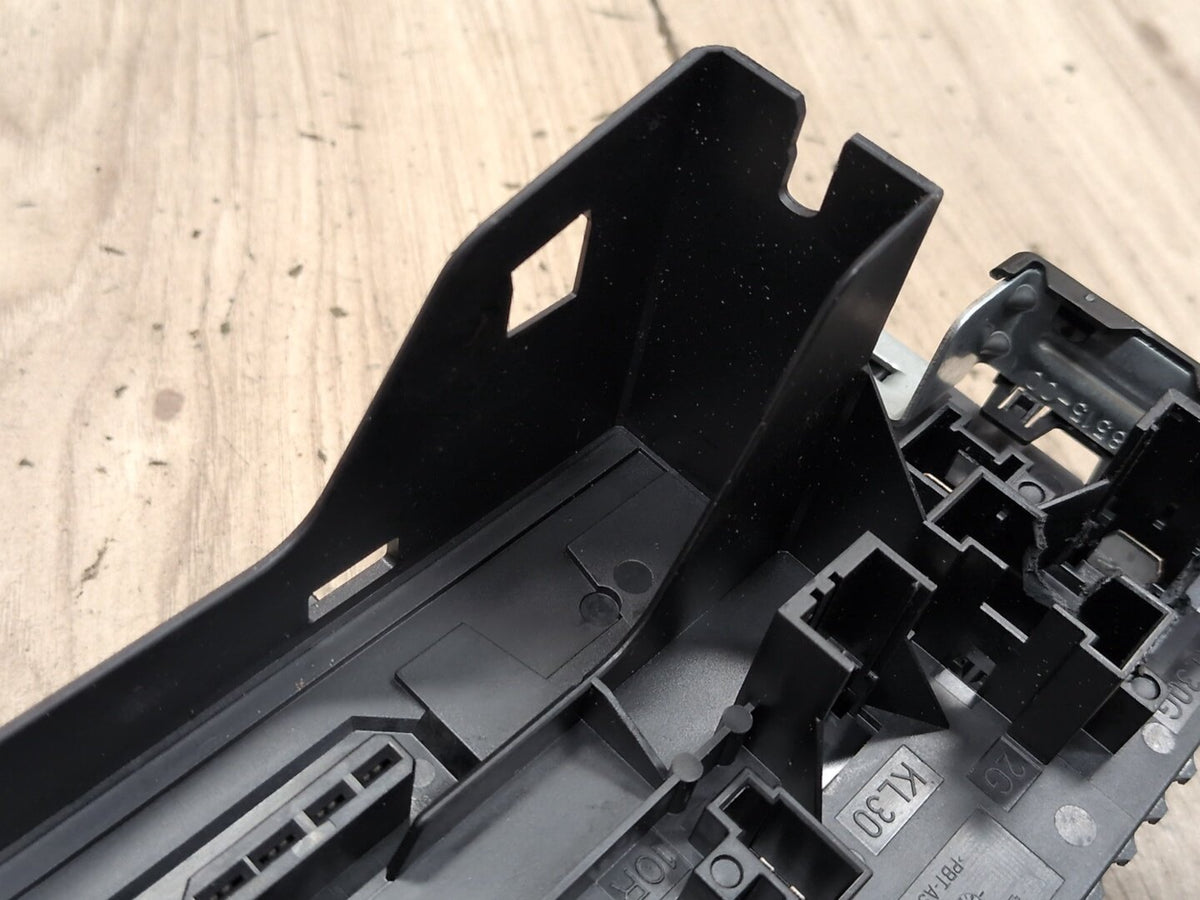 2009-2012 Mercedes-Benz E550 W212 Front Fuse Relay Box Assembly