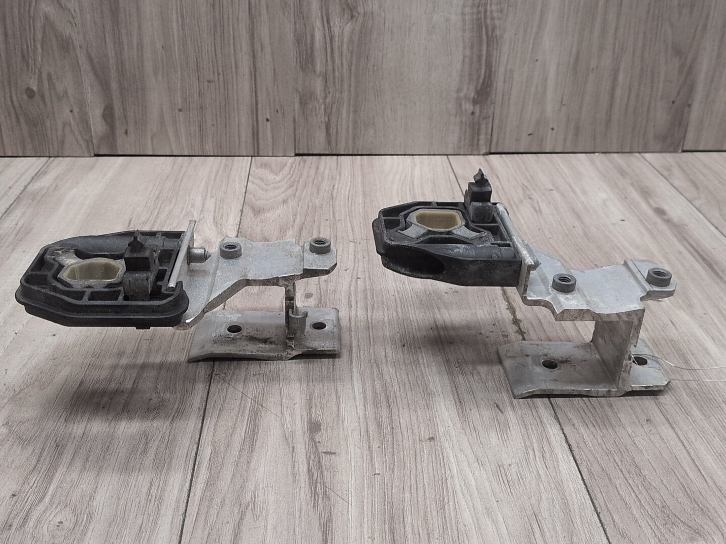 2014 - 2020 BMW 440i F36 Cooling Radiator Brackets SET 8620732 B58B30M0