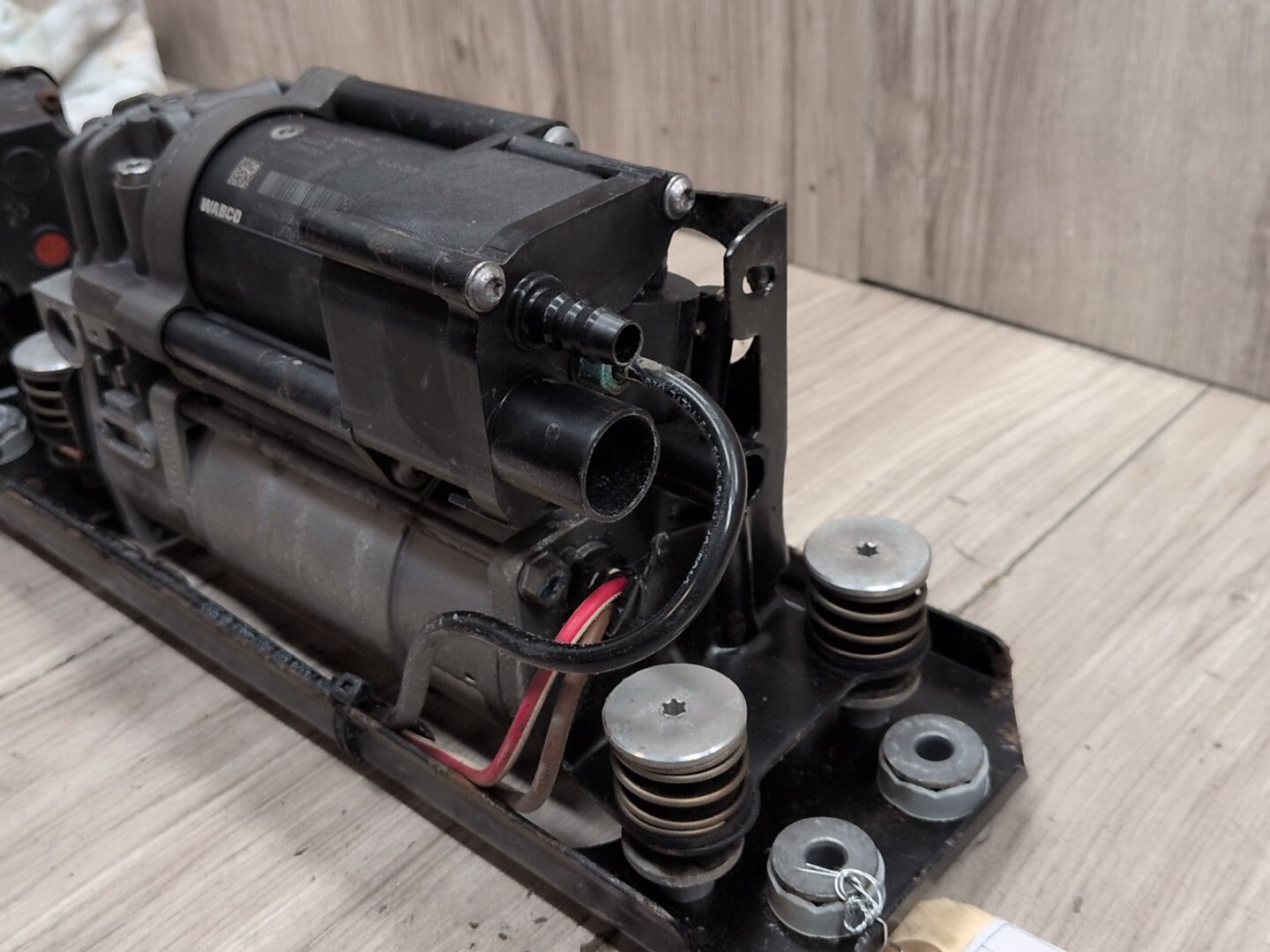 09-15 OEM BMW F01 F02 740 750 760 B7 Rear Air Suspension Compressor Pump Motor