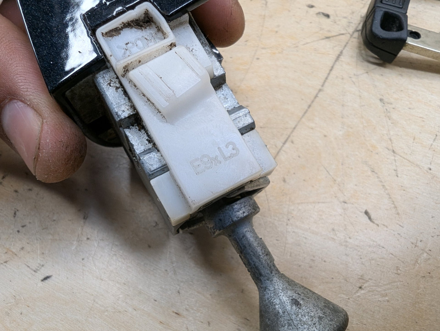 2006-2011 BMW 328i E90 Front Left Driver Key Lock Mechanism w/ Key 7162427