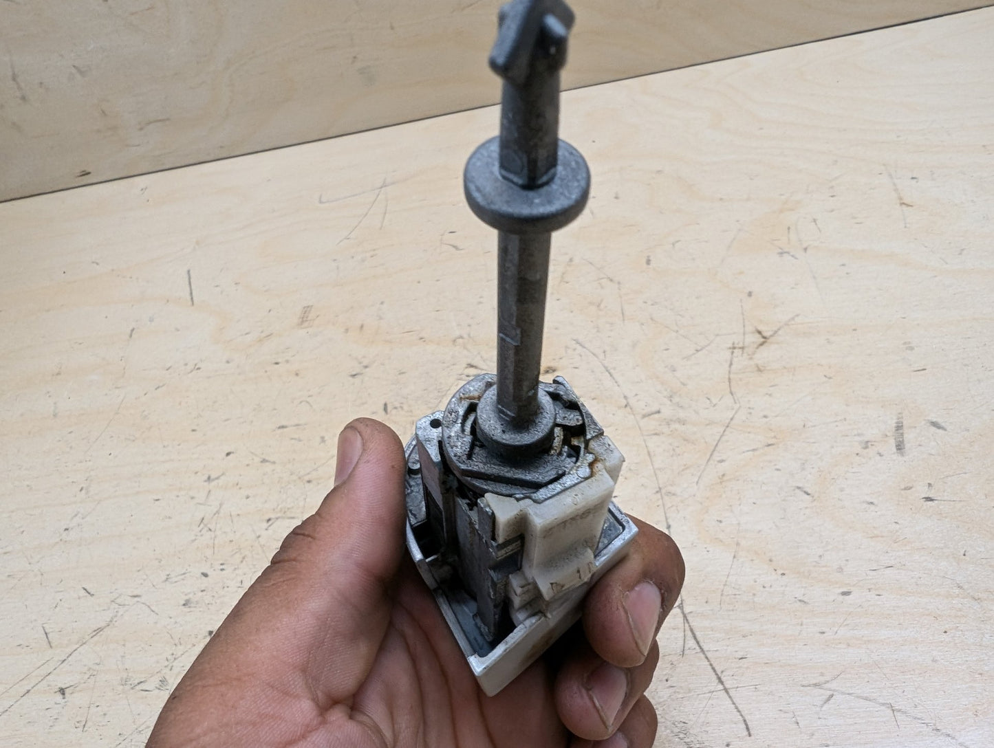 2012-2018 BMW 328i F30 Front Left Driver Key Lock Mechanism w/ Key 7310731