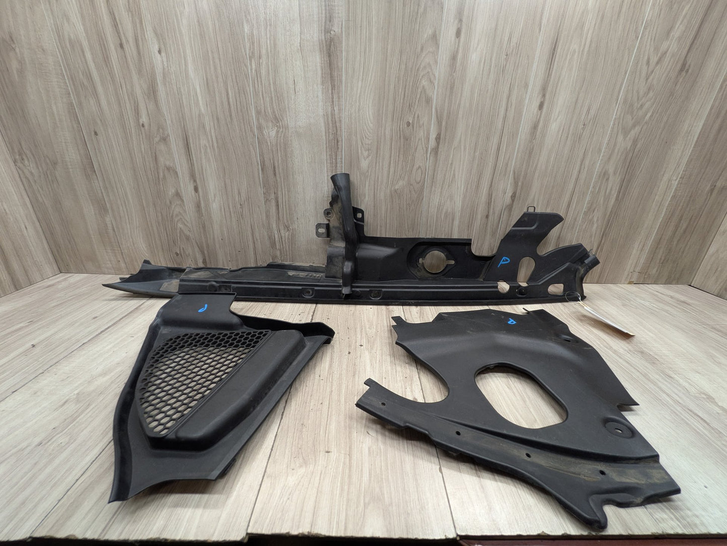 2018-2024 BMW X3 G01 Front Right Passenger Fender Brackets SET 7397492