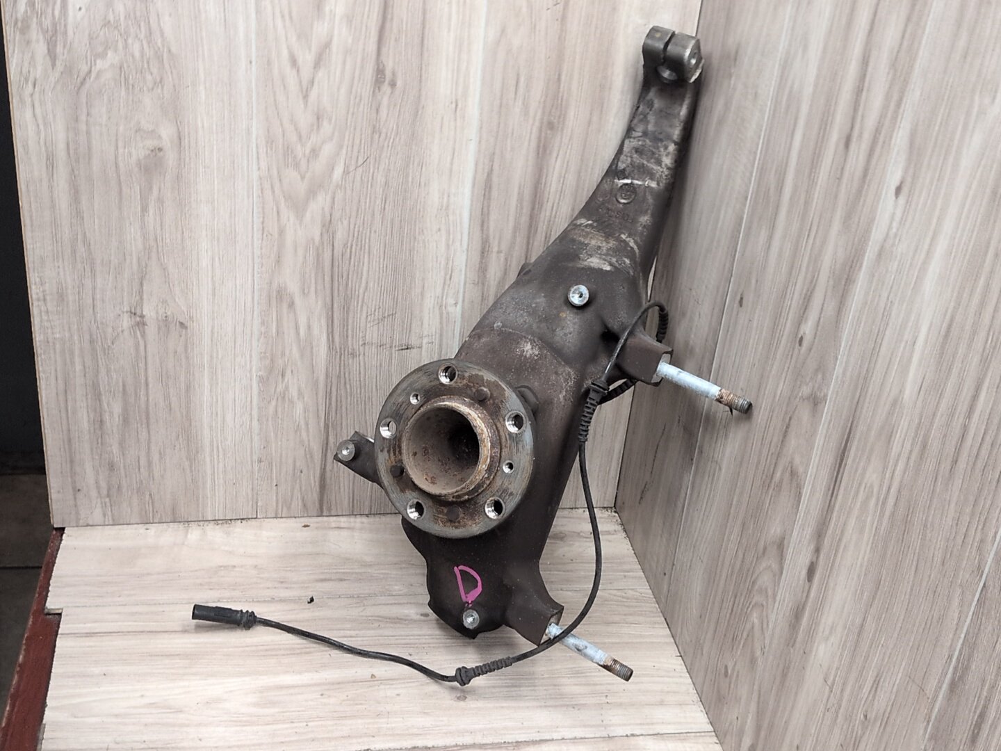 2012-2018 BMW M6 F06 Front Left Driver Spindle Knuckle w/ Bearing 2284053