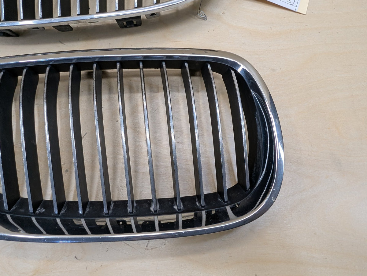 2007-2013 BMW 328i E93 Front Left Right Upper Bumper Cover Kidney Grilles SET 7157277