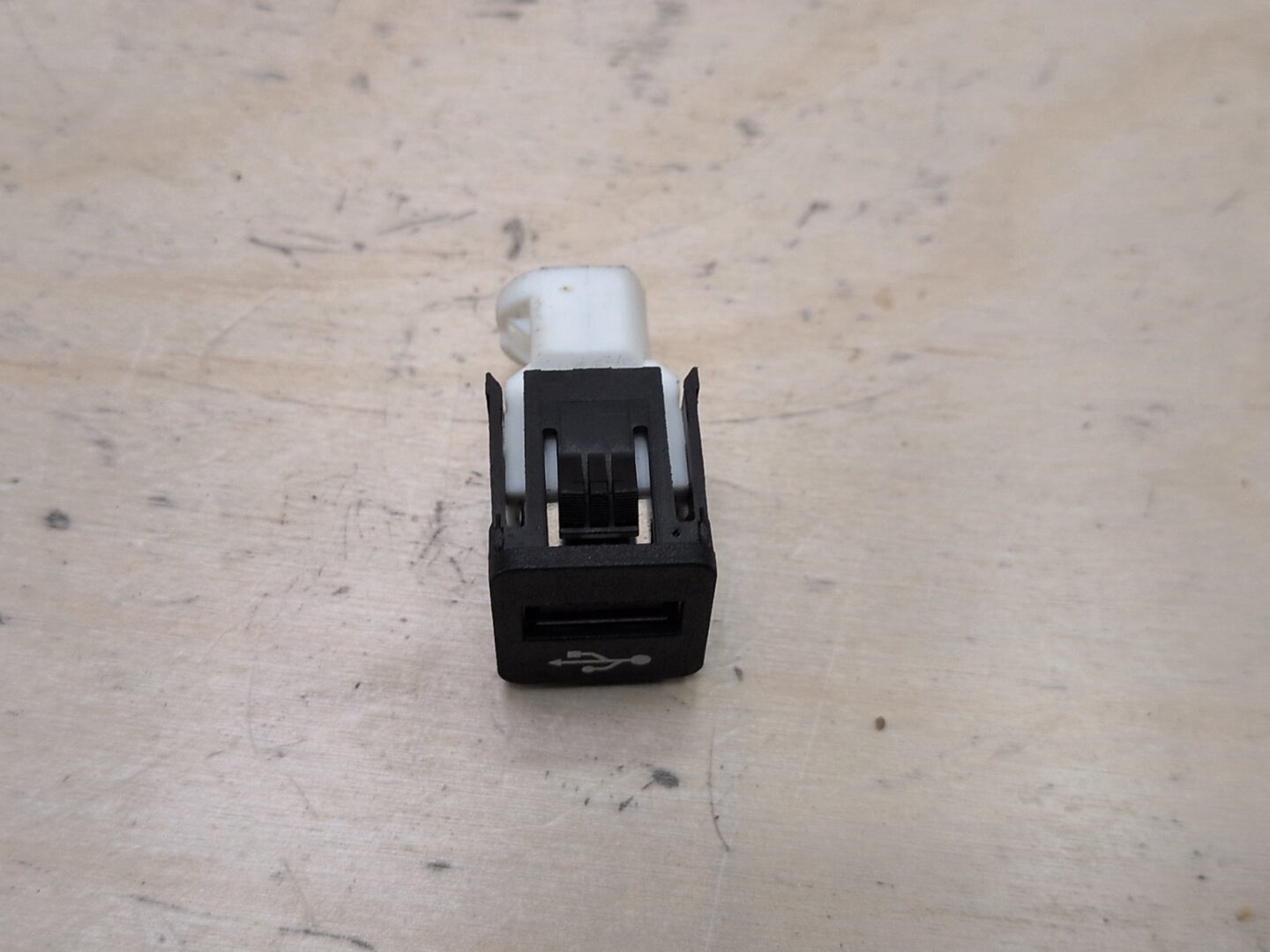 2016-2022 BMW 750i G12 AUX/ USB Charger Port Socket 9229294