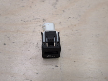 2016-2022 BMW 750i G12 AUX/ USB Charger Port Socket 9229294