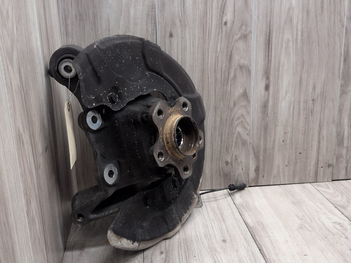 2017-2023 BMW M550i G30 Rear Right Passenger Spindle Knuckle w/ Bearing 6866338 OEM