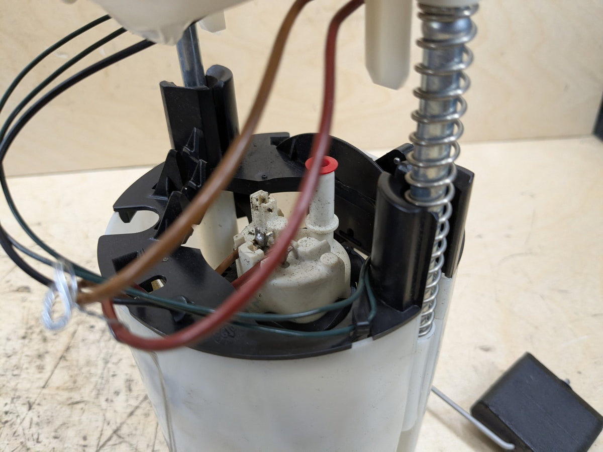 2008-2013 BMW 135i E88 EKP Fuel Pump Module 6765717 OEM