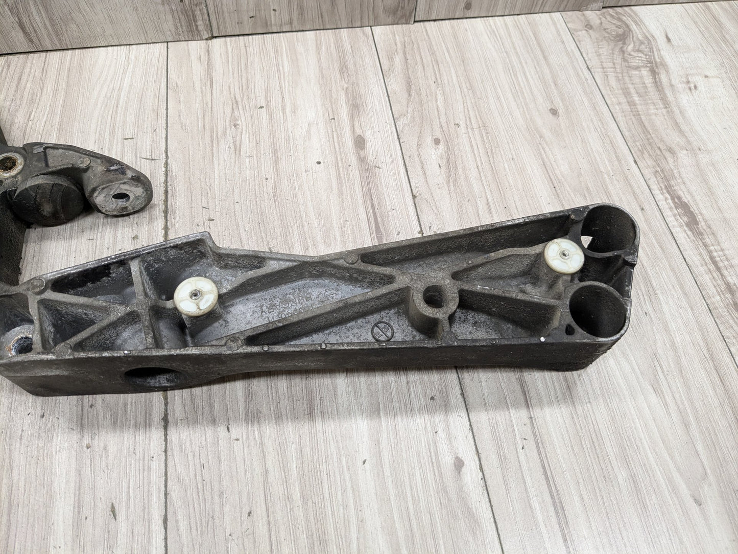 2019 - 2026 BMW X5 G05 Transmission Mount Bracket 8486998 N63B44M3