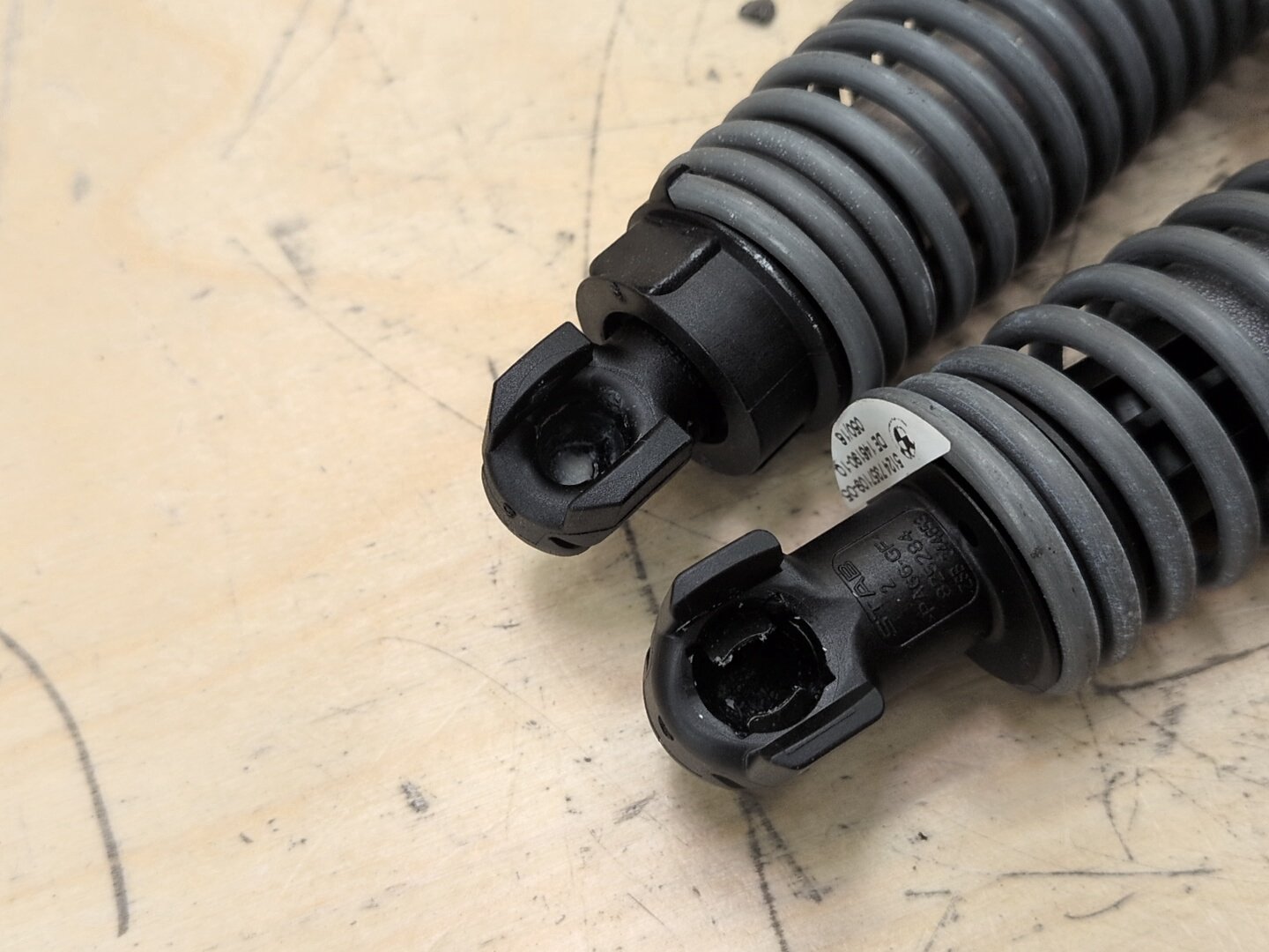 16-19 OEM BMW G12 740 750 M760 Right Passenger Electric Trunk Lid Shock Strut