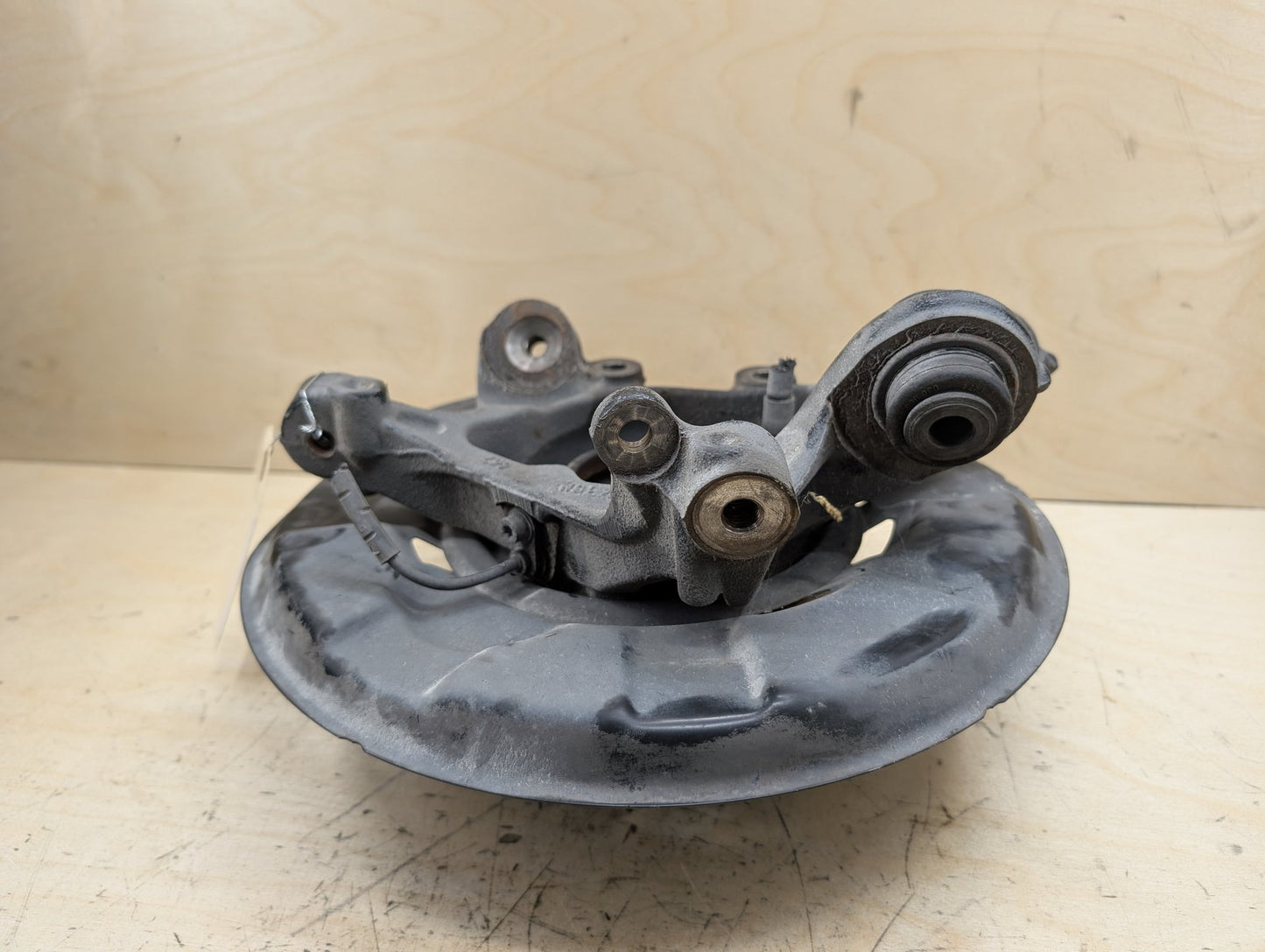 2009-2011 BMW E90 328 335 LCI Rear Left Driver Spindle Knuckle w Bearing 6783667