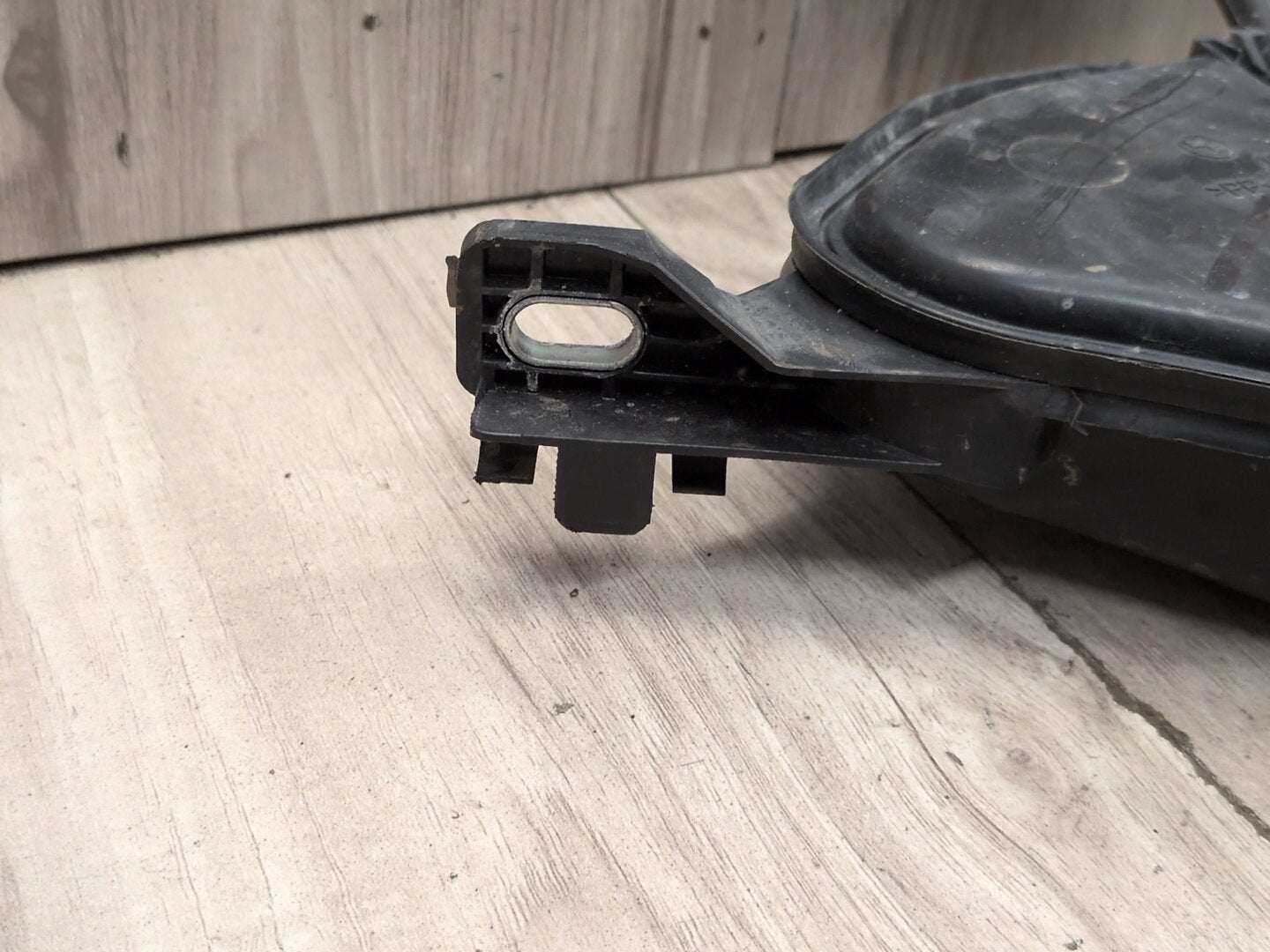OEM BMW G12 G30 540 M550 750 M760 Windshield Wiper Washer Reservoir Tank Pump
