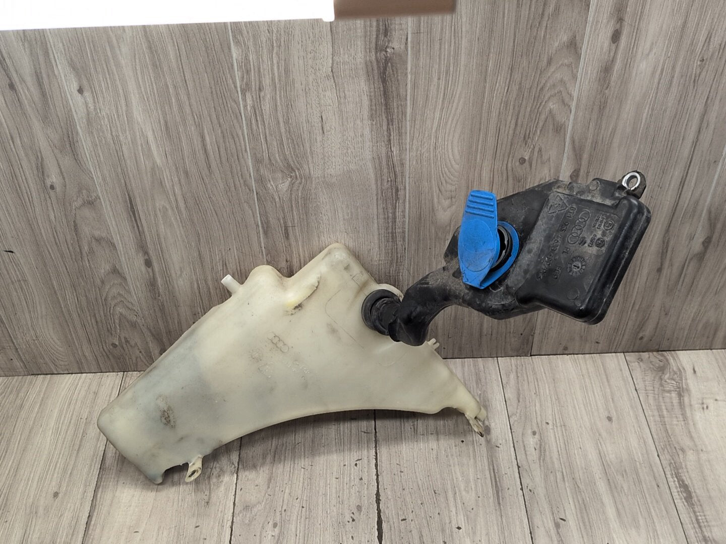 08-17 OEM Audi A4 A5 S4 S5 Windshield Fluid Reservoir Tank Assembly 8T0955453B