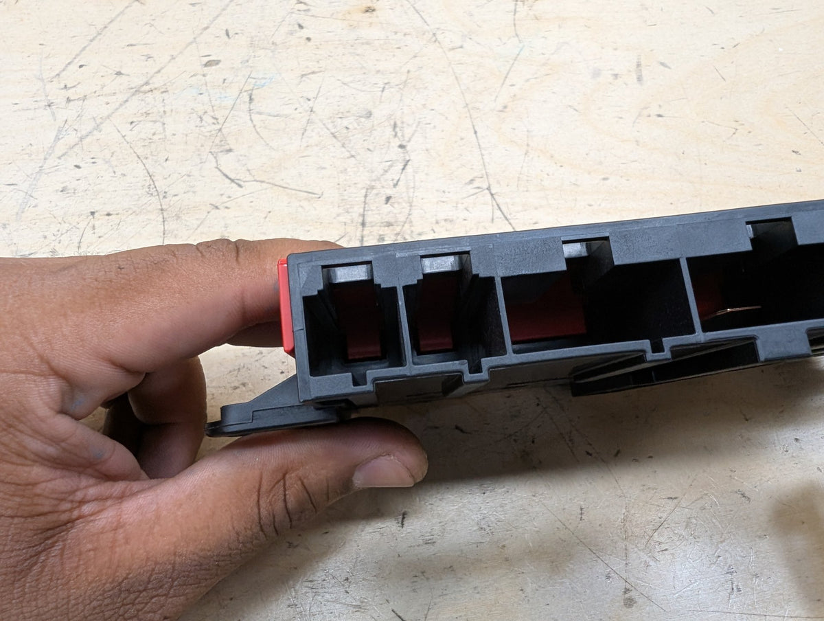 OEM BMW G11 G12 G14 G15 G16 G30 B+ Junction Terminal Power Relay Fuse Box