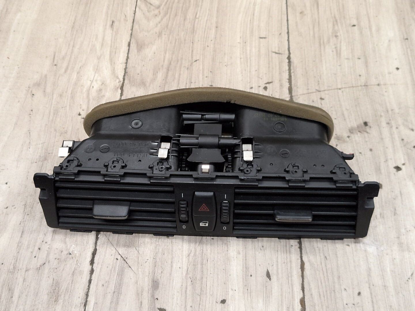 2004-2010 BMW M6 E64 Dashboard Dash Board Middle Center Air Vent 6910734 OEM
