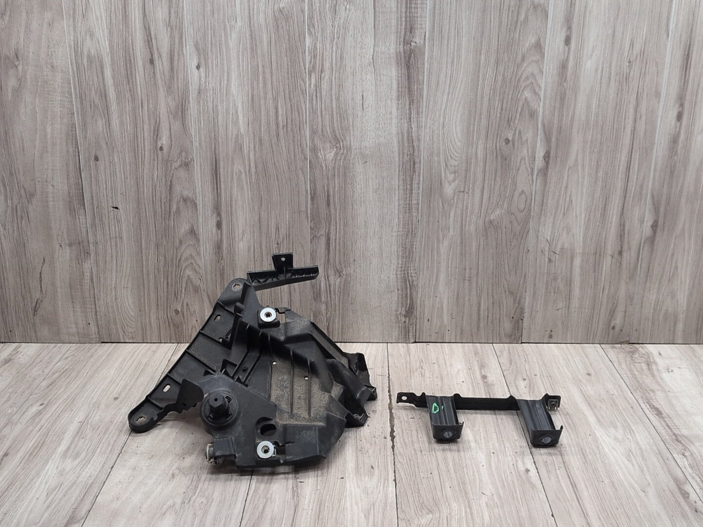 OEM BMW F15 F16 F85 F86 X5 X6 Front Left Driver Fender Mount Support Brackets