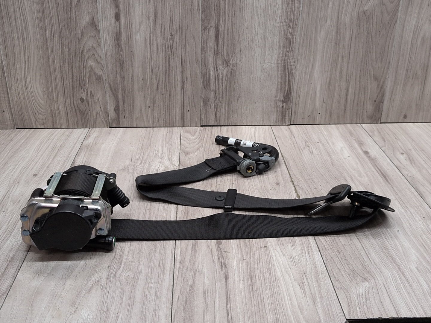 OEM BMW F15 F16 F85 X5 X6 Front Left Driver Seat Belt Seatbelt Retractor Black