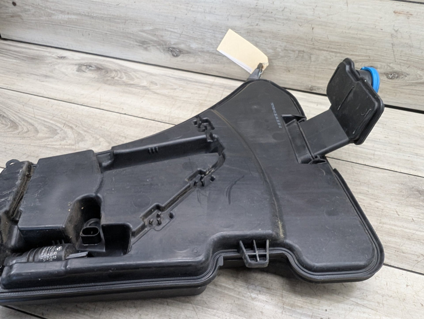 OEM BMW G12 G30 540 M550 750 M760 Windshield Wiper Washer Reservoir Tank Pump