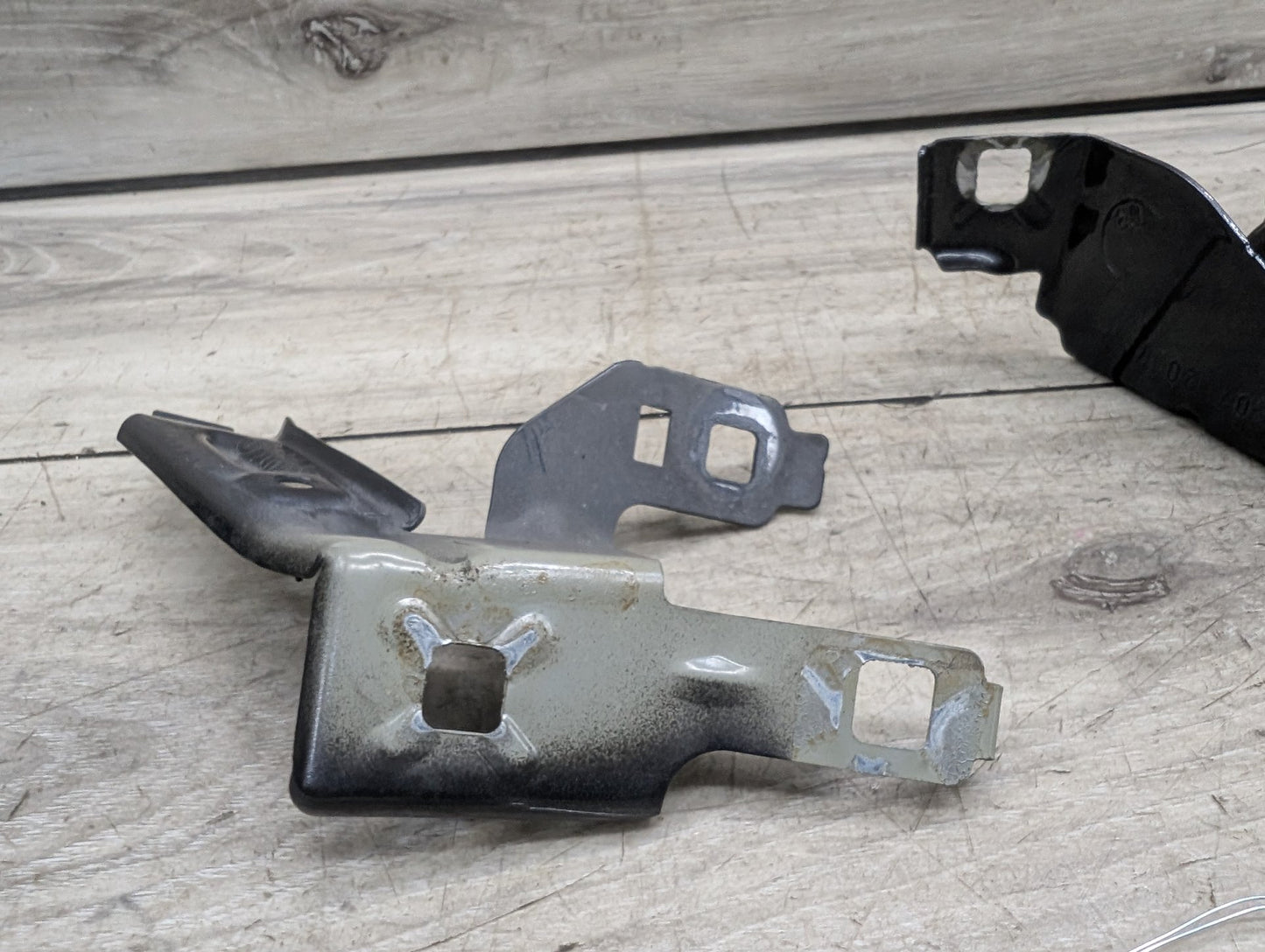 2014 - 2019 BMW 340 F34 Front Right Passenger Fender Brackets SET 7293728 B58B30M0