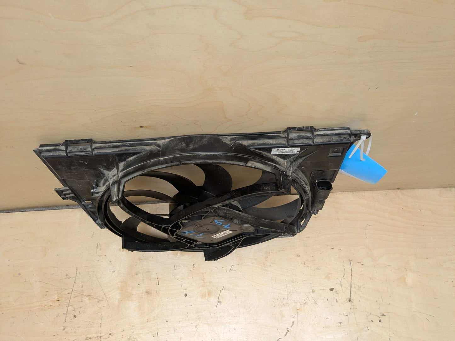2012-2018 BMW 320i F30 Radiator Fan Shroud Housing w/ Motor 8641963