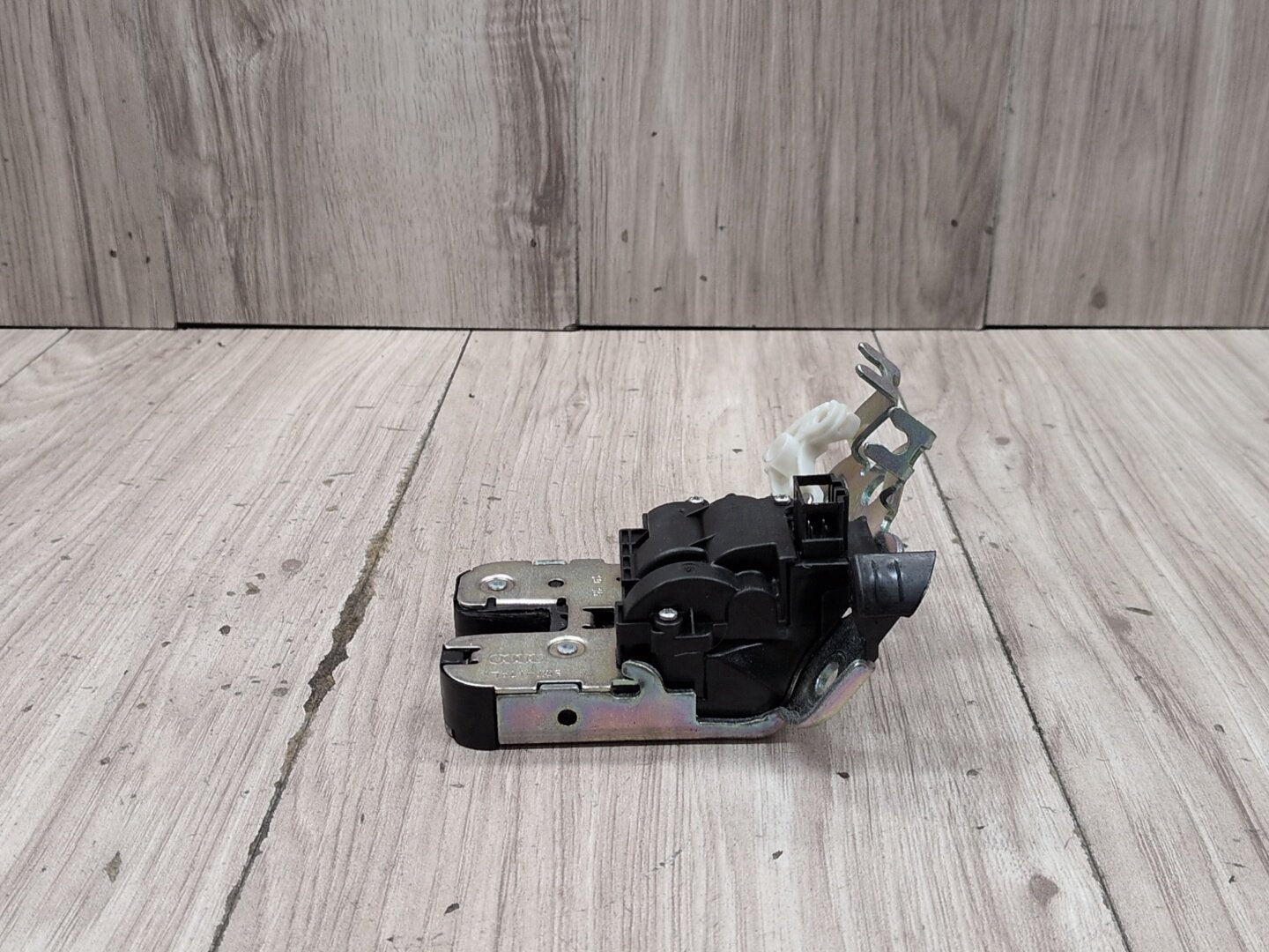 2015-2018 Audi Q3 8U Liftgate Trunk Lid Liftgate Lock Latch Actuator 8R0827505