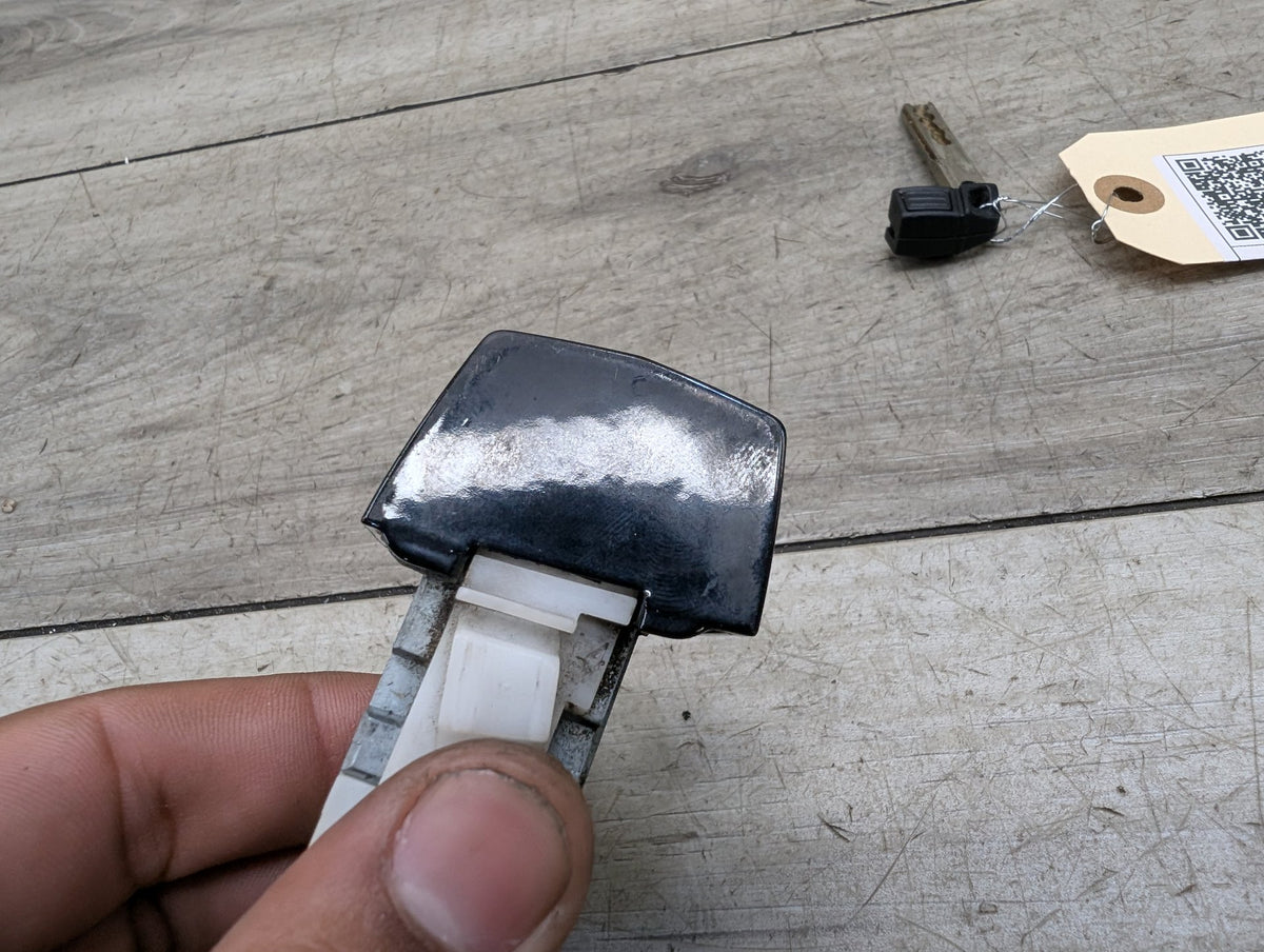 2008-2013 BMW 128i E82 Front Left Driver Key Lock Mechanism w/ Key 7161429 OEM