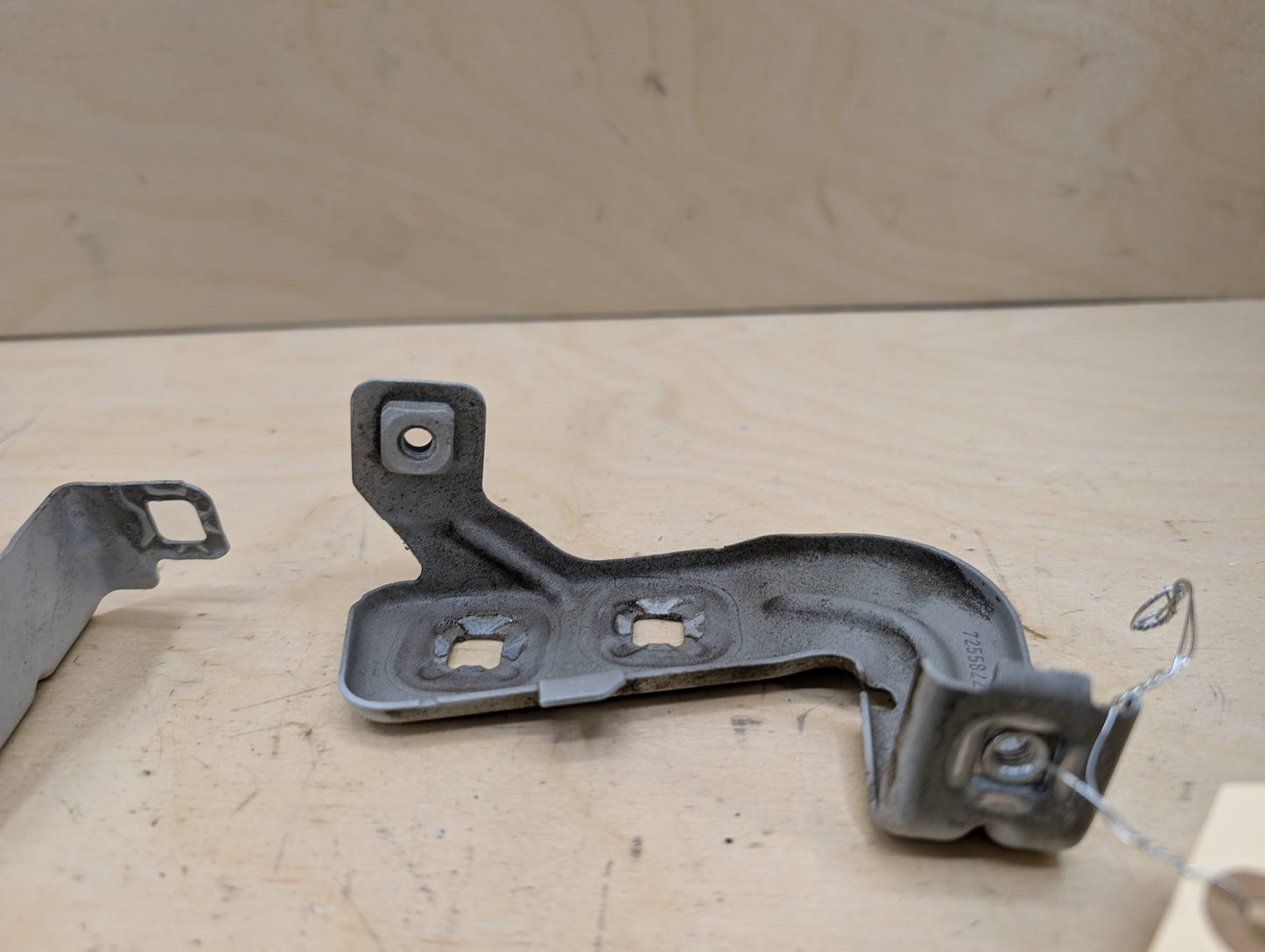 15-20 OEM BMW F80 F82 F83 M3 M4 Left Driver Fender Bracket Mount Carrier SET