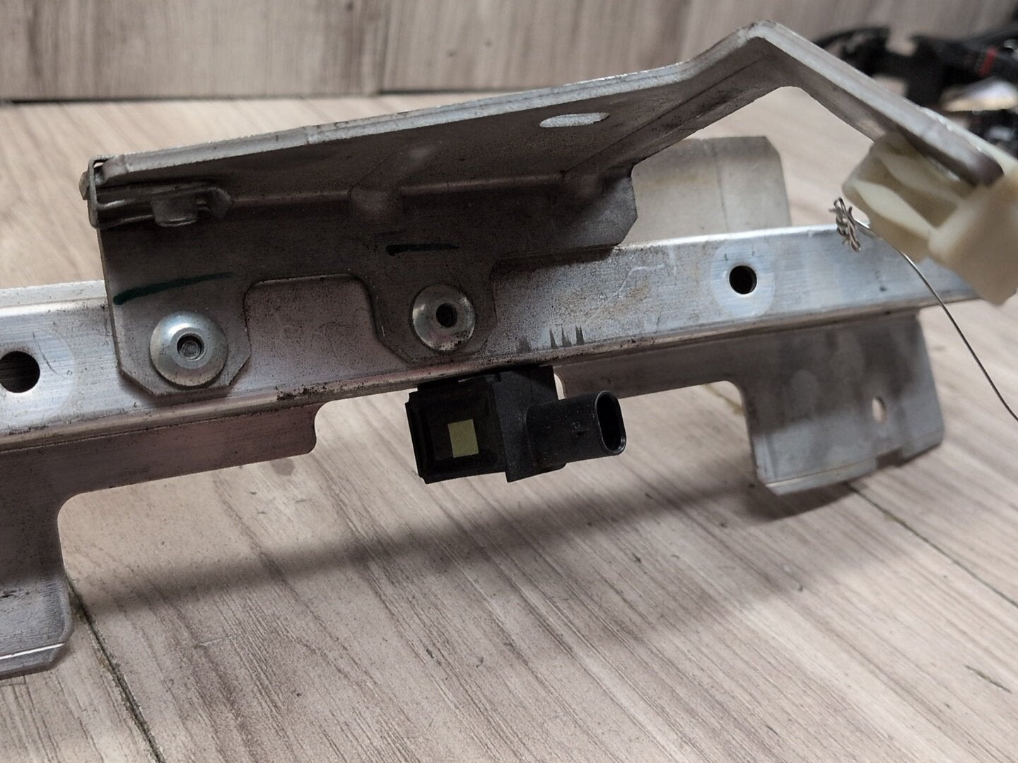 2014 - 2018 BMW X5 F85 Left Driver Headlight Bracket 7294491 S63B44T2