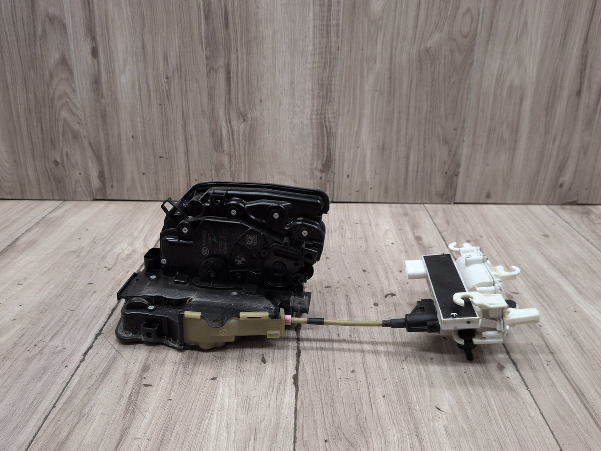 2016-2019 BMW 740Li G12 Front Right Door Latch Lock Actuator 7477702 OEM