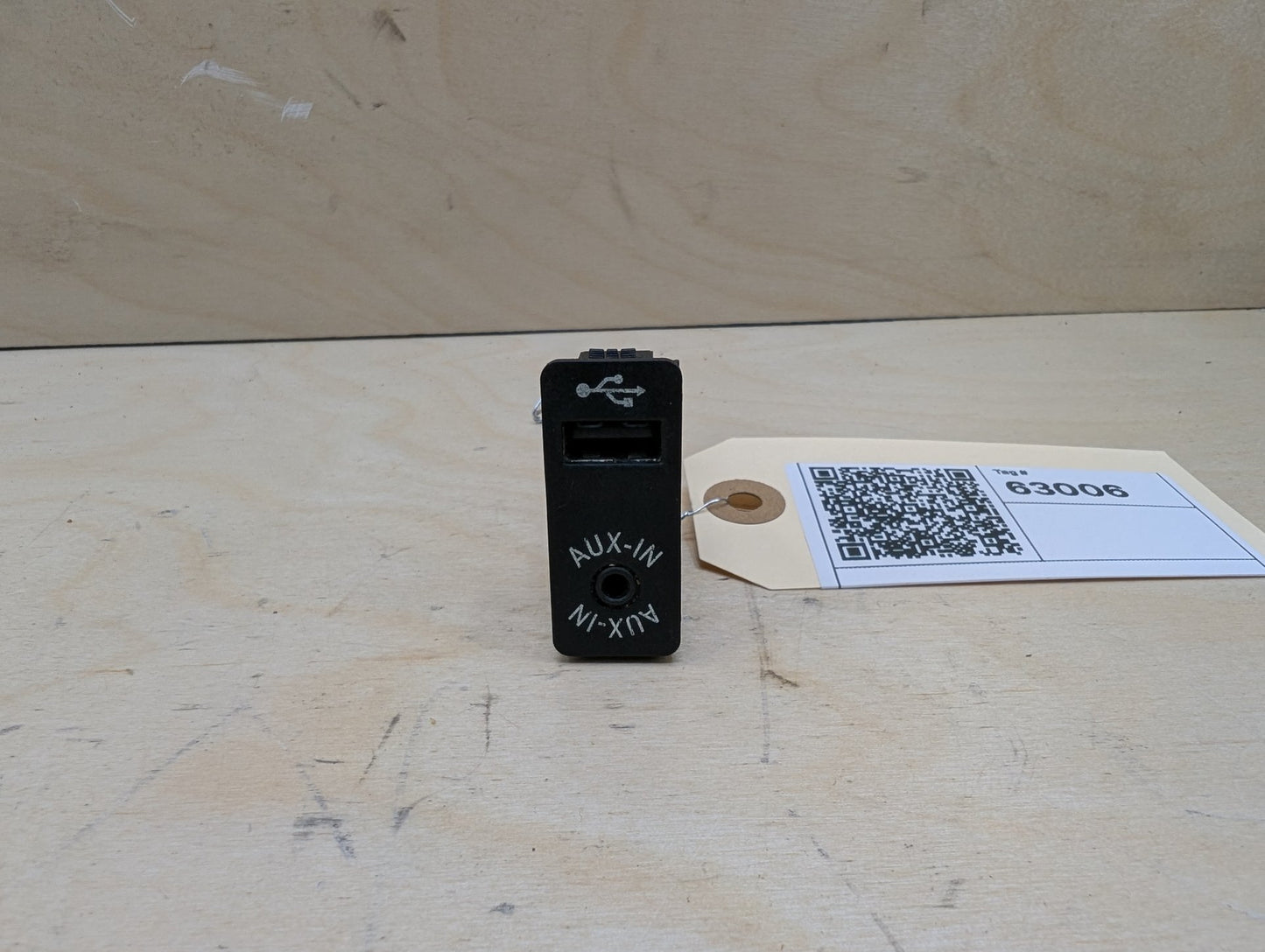 OEM BMW F22 F23 F30 F32 F33 F80 F82 F83 F87 M2 M3 M4 Aux Audio Input USB Black