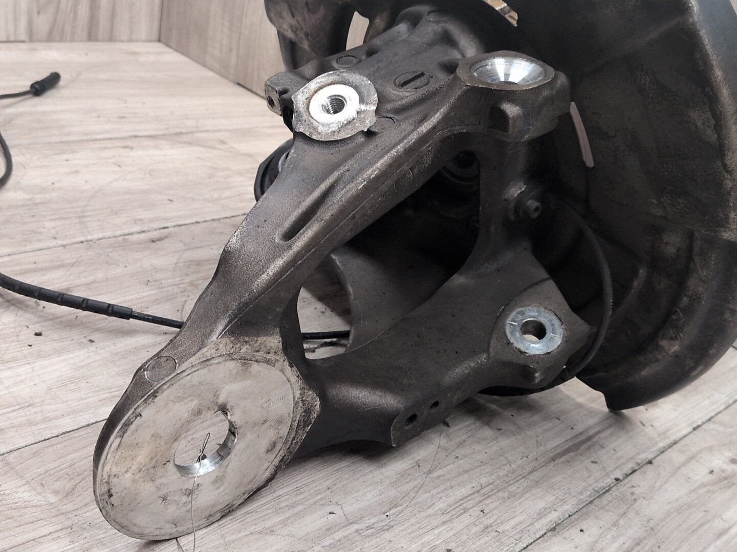 2014 - 2018 BMW X5 F85 Rear Right Passenger Control Arm Knuckle Knee Assembly 6877218 S63B44T2