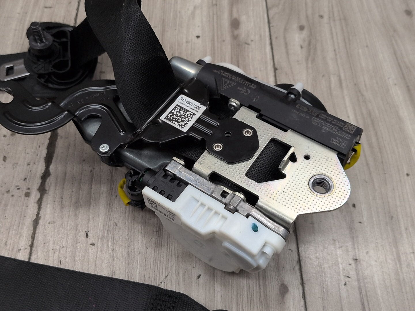 17-23 OEM BMW F90 G30 530 540 M550 M5 Front Left Driver Seatbelt Retractor Black