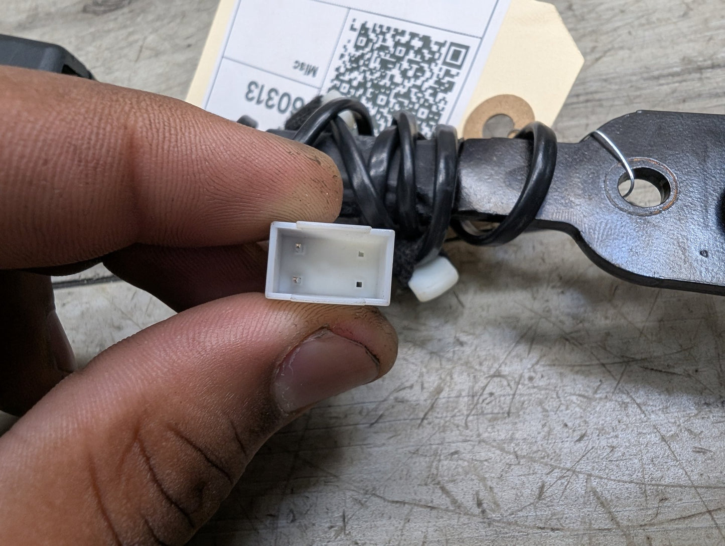 OEM BMW F90 G11 G12 G30 530 540 M550 750 M5 Front Left or Right Seatbelt Buckle