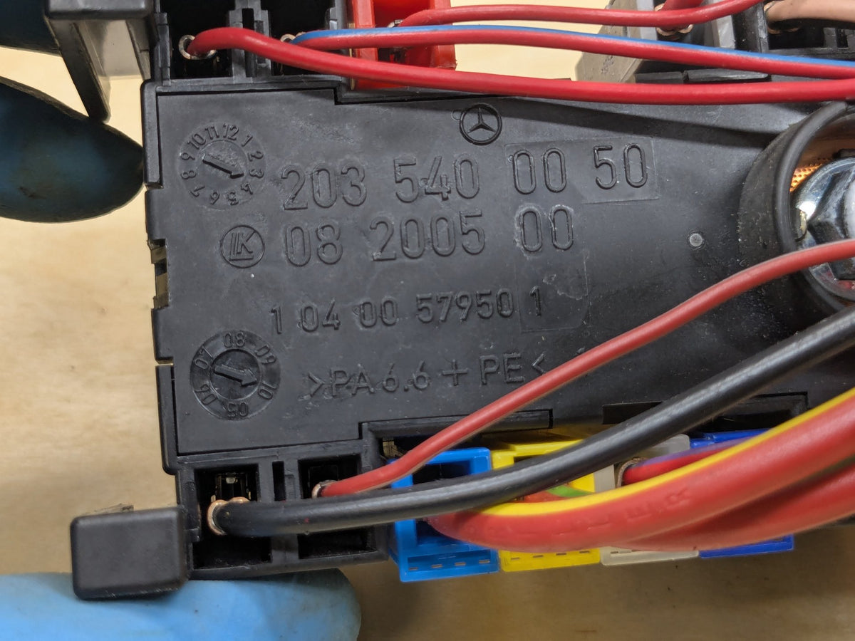 2009-2011 Mercedes-Benz SLK-Class R171 Rear Battery Relay Fuse Box A2035400050