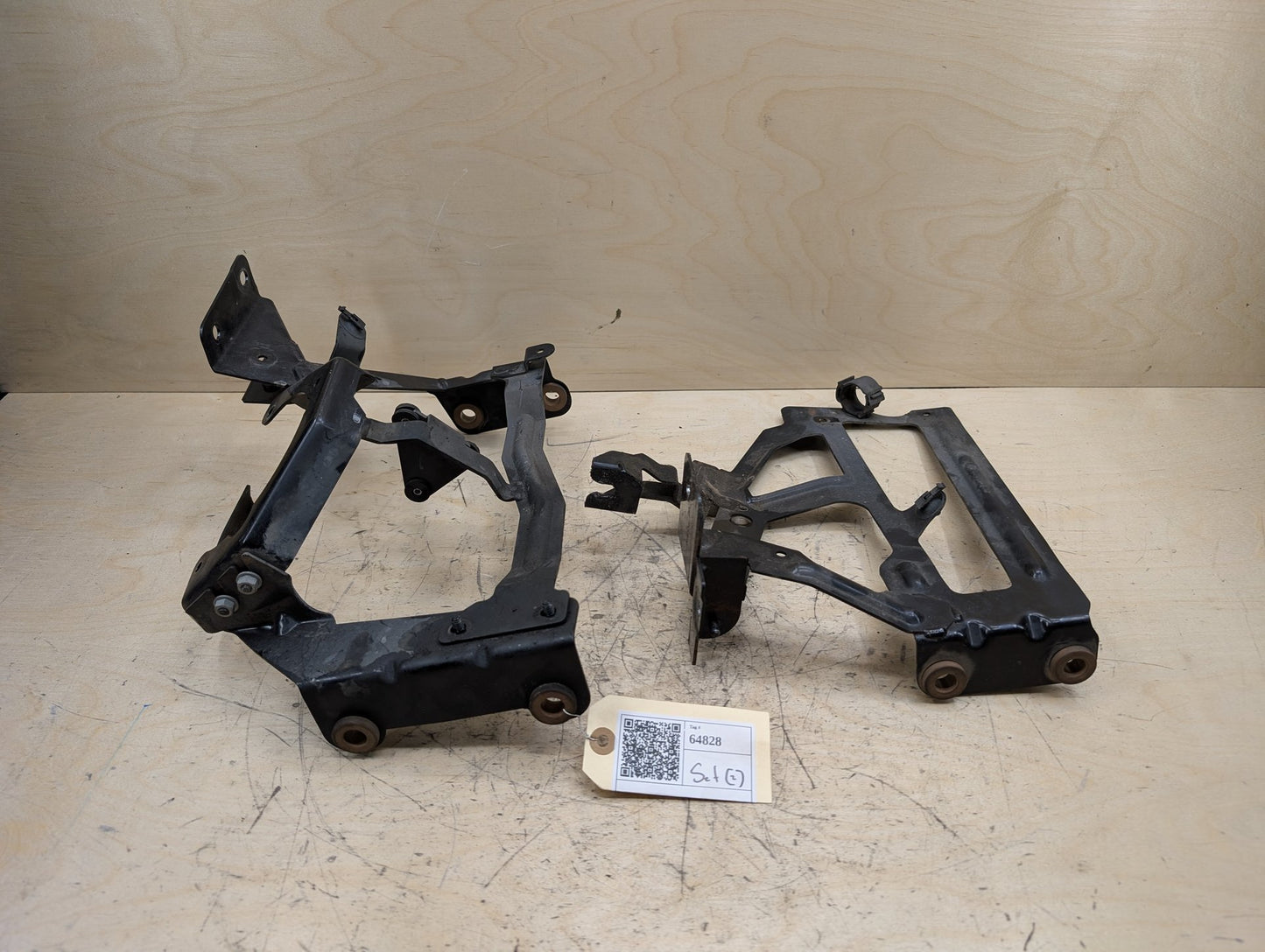 2011-2017 Audi RS5 8T Radiator Lower Mounting Brackets SET 8K0121259 OEM