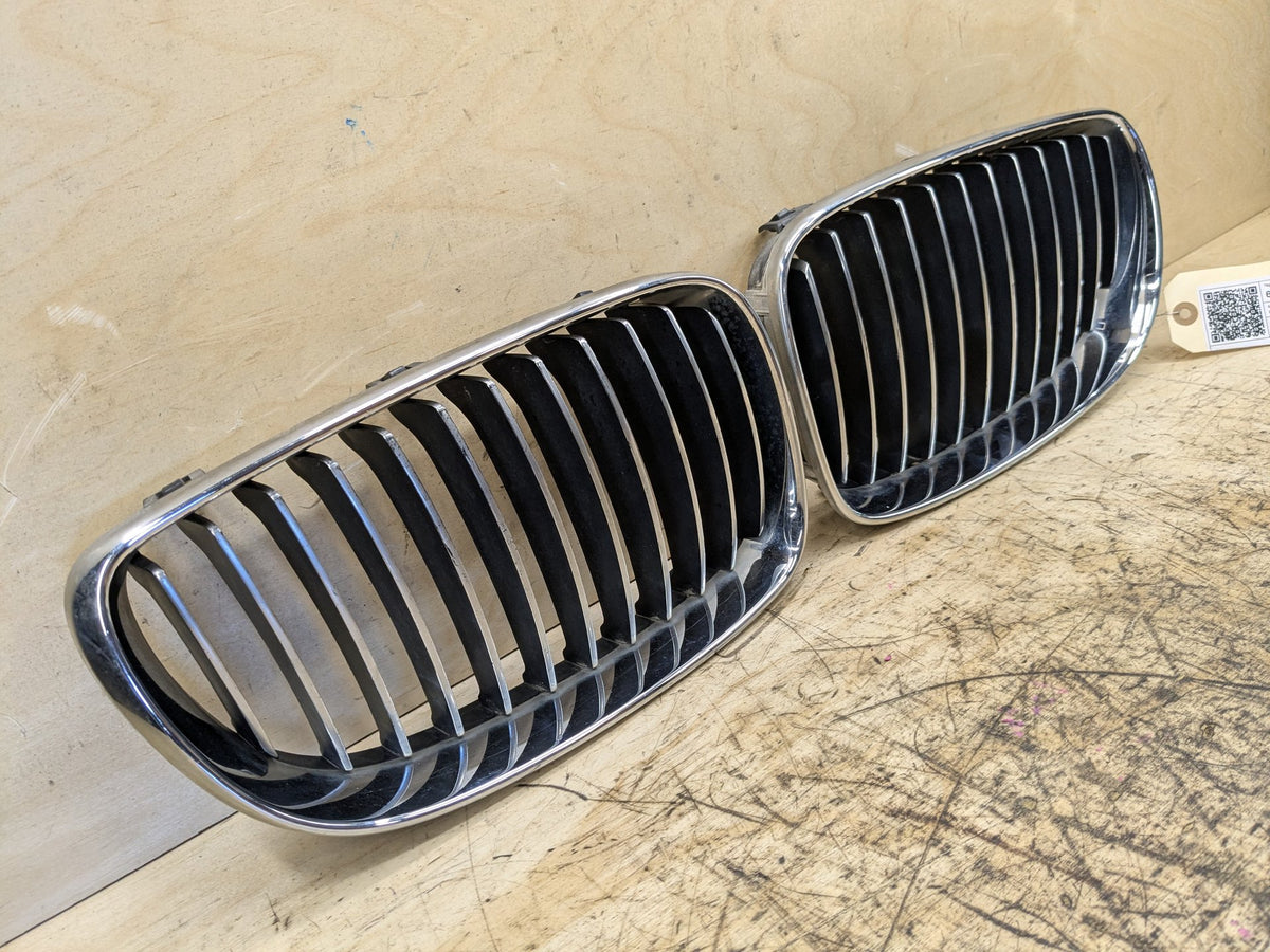 2008-2013 BMW 135i E88 Front Upper Bumper Cover Kidney Grilles SET 7179655 OEM