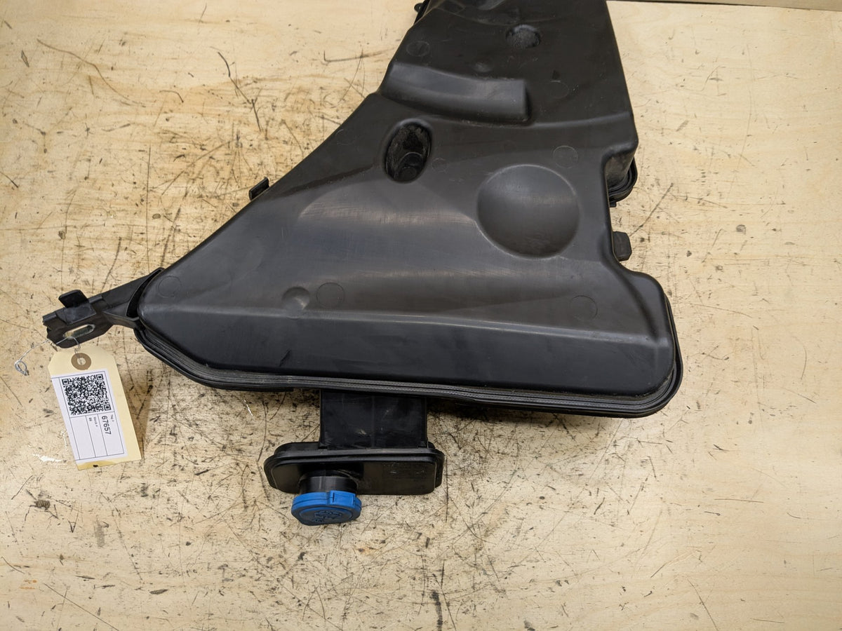 OEM BMW G12 G30 540 M550 750 M760 Windshield Wiper Washer Reservoir Tank Pump