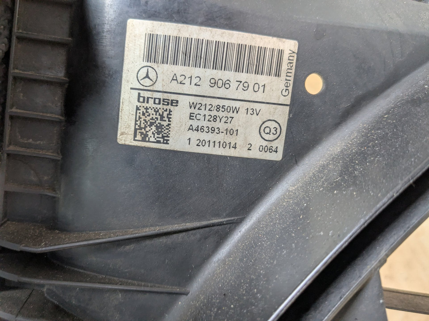 2009-2012 Mercedes-Benz E550 W212 Radiator Fan Shroud Housing w/ Motor A2125000493